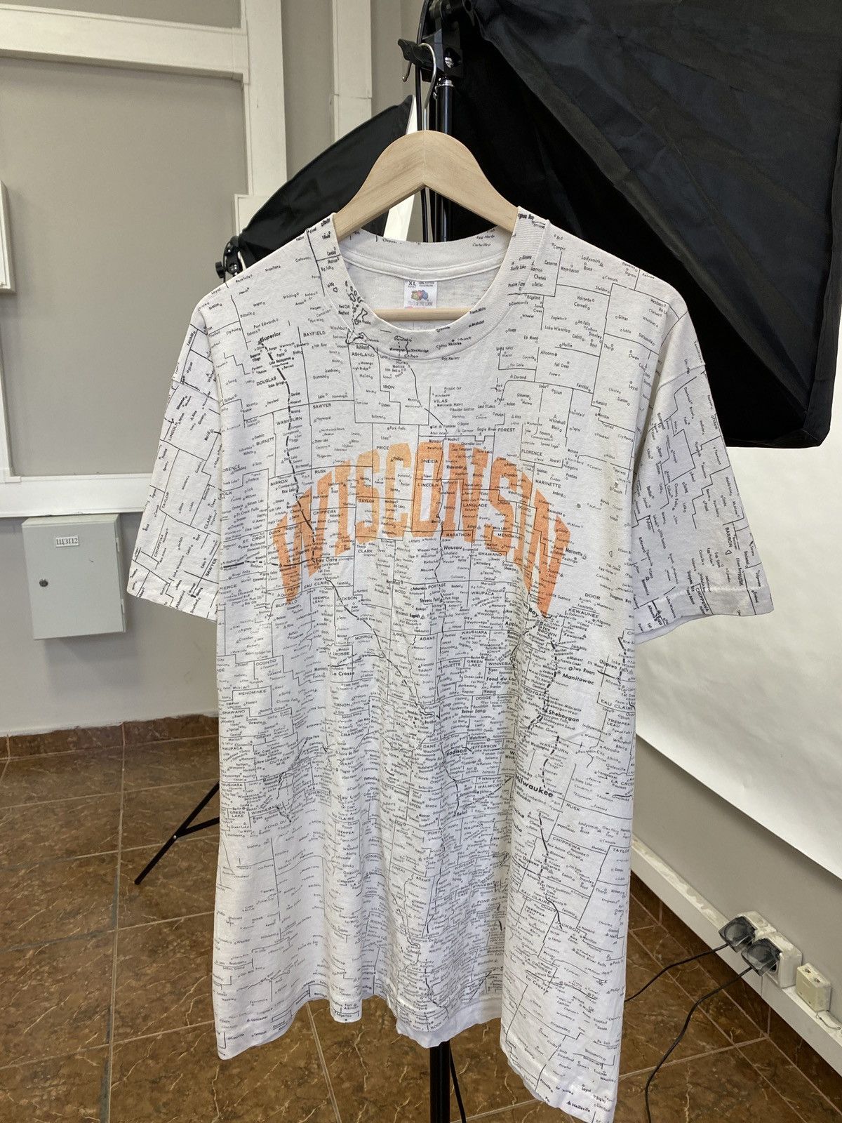 Fruit Of The Loom 🇺🇸 Vintage 90s Wisconsin All Over Print Graphic T-Shirt Rare Size US XL / EU 56 / 4 - 1 Thumbnail
