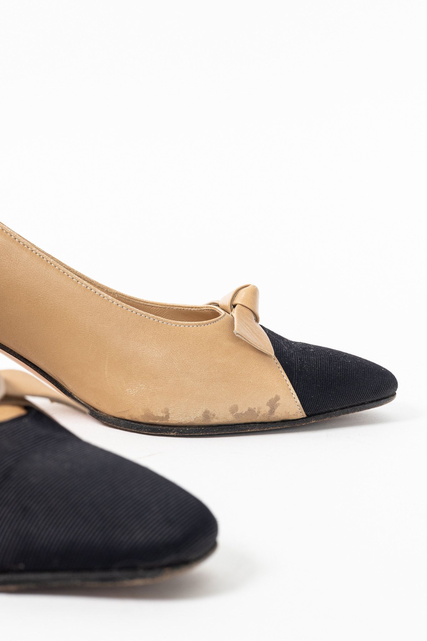 Salvatore Ferragamo Salvatore Ferragamo Beige Leather Bow Cap-Toe Pumps Size US 7 / IT 37 - 7 Thumbnail