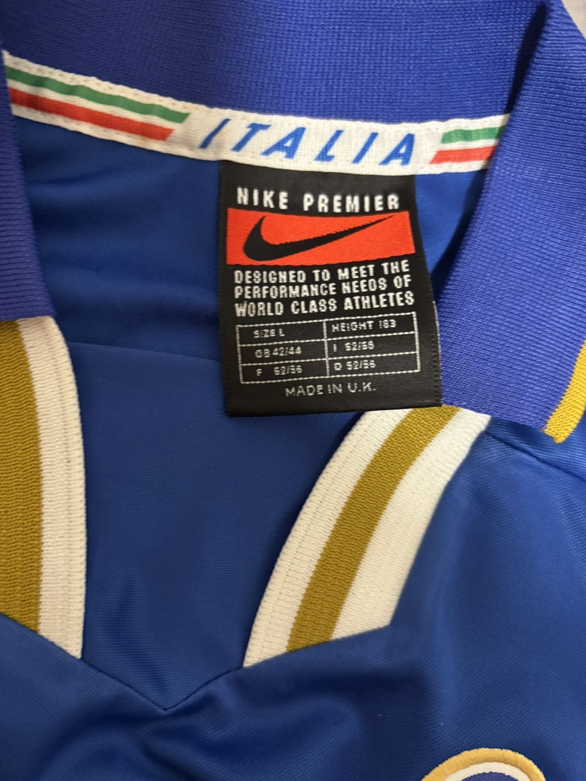 Nike Italy 1996 d baggio signed shirt with autograph Size US L / EU 52-54 / 3 - 3 Thumbnail