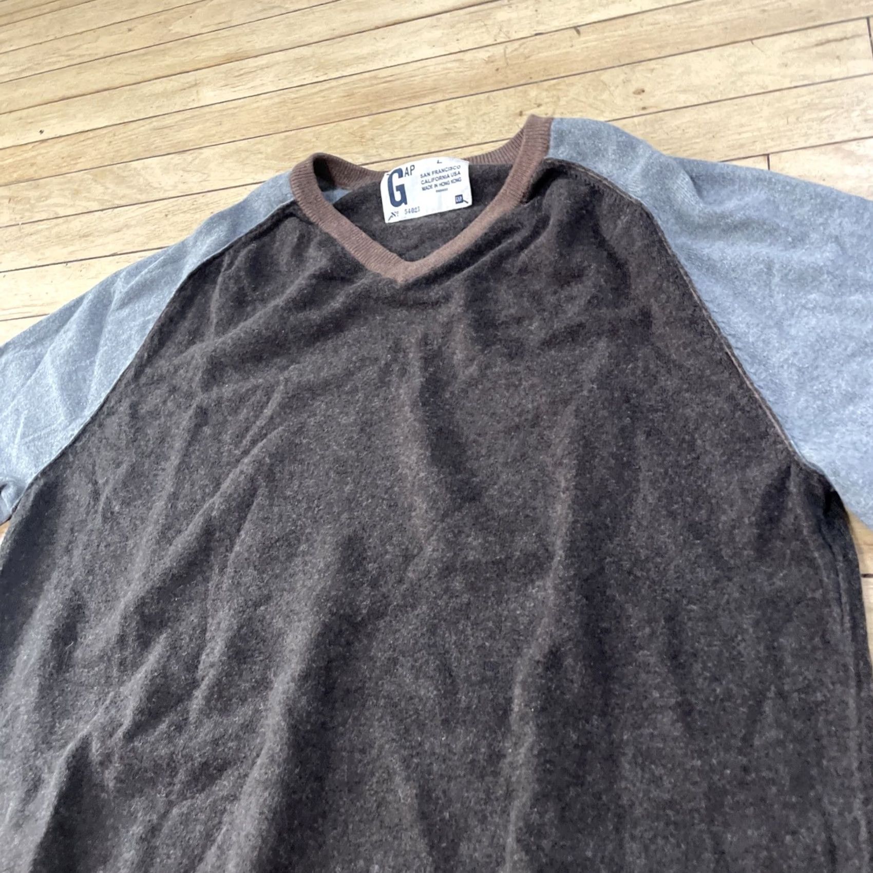 Gap VINTAGE Gap Cashmere Sweater Men L VNeck Gray Brown 90s Preppy Streetwear Pullover Mens L Size US L / EU 52-54 / 3 - 3 Thumbnail