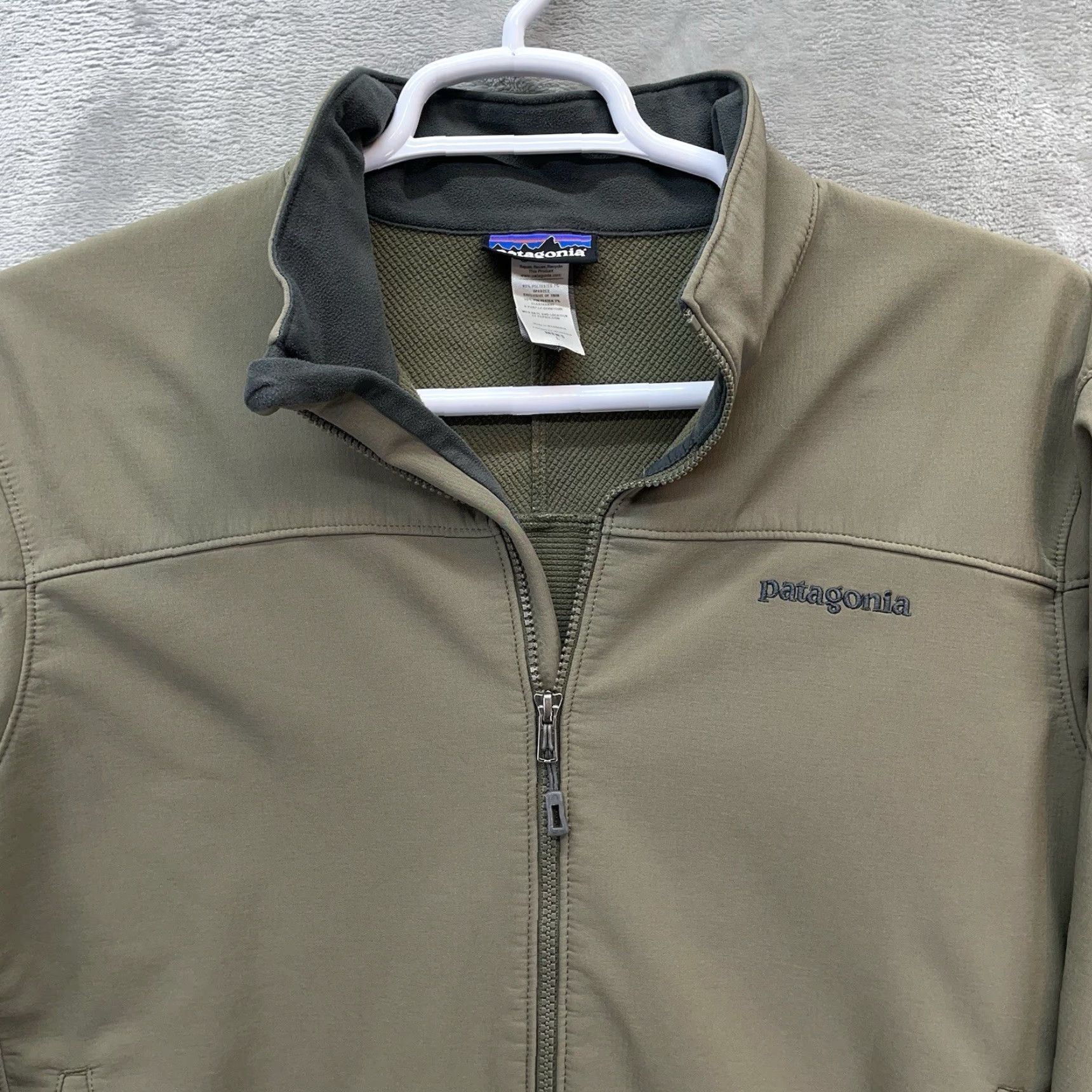 **Patagonia Green Olive Jacket Men's Large Windblock Workwear** User: **Patagonia Green Olive Windblock Jacket Men's Large Workwear**
