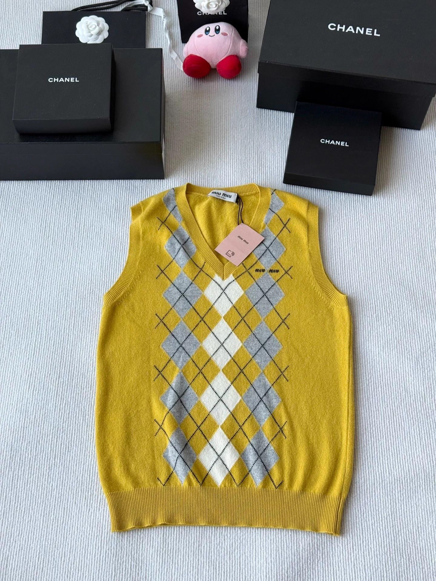 Miu Miu MIU MIU 25 Mustard Yellow Diamond Knit Vest 44 Size XS / US 0-2 / IT 36-38 - 1 Thumbnail