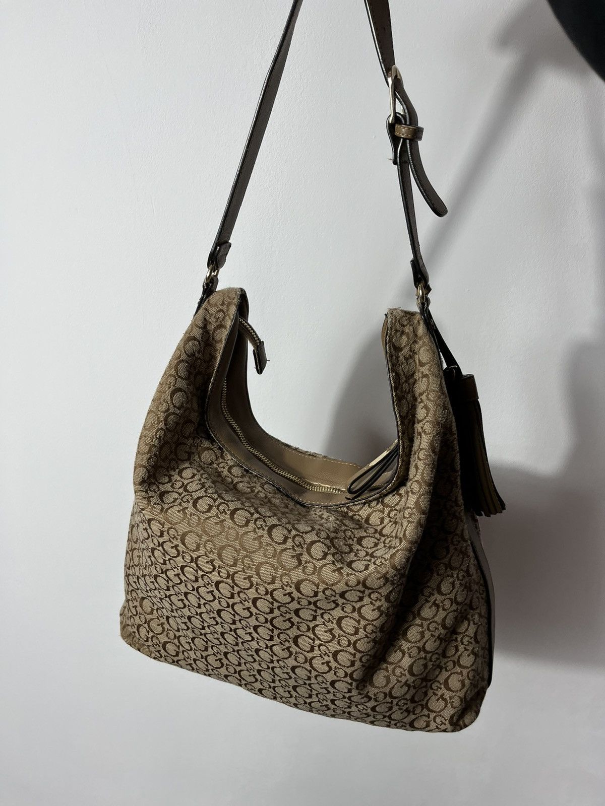 Guess × Vintage Y2K GUESS Monogram Shoulder Bag with Adjustable Strap Size ONE SIZE - 4 Thumbnail