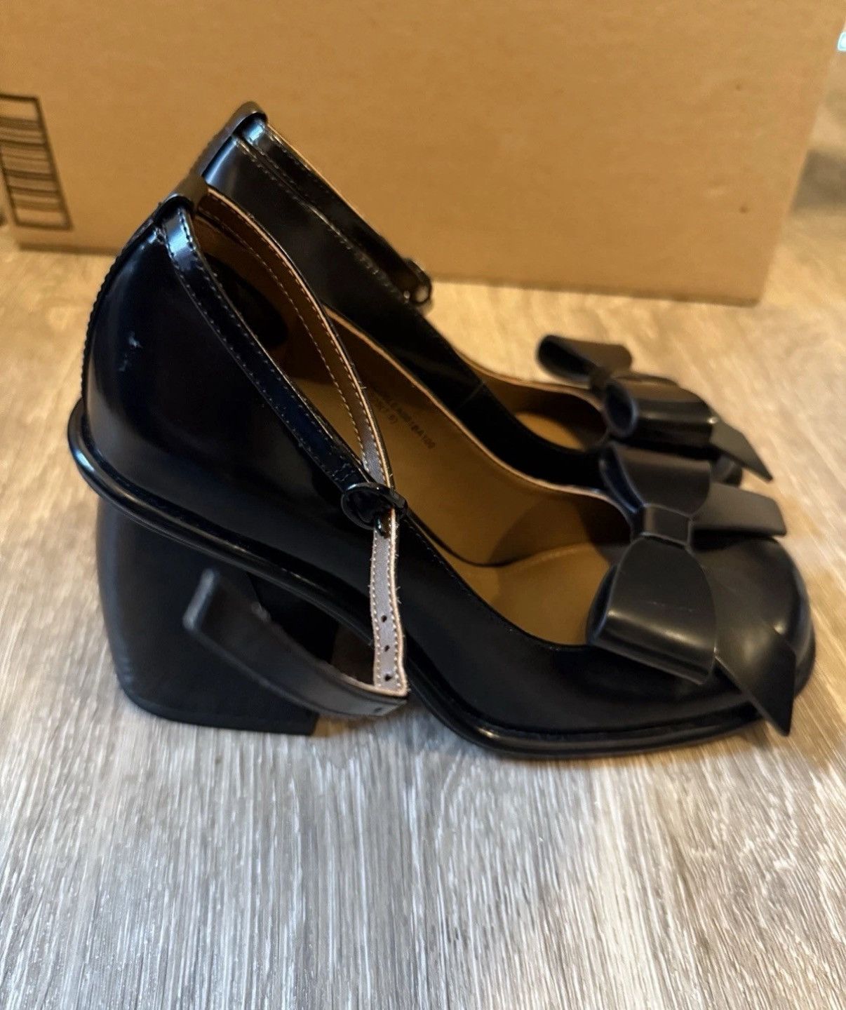 ShuShu/Tong Front Bow Heel