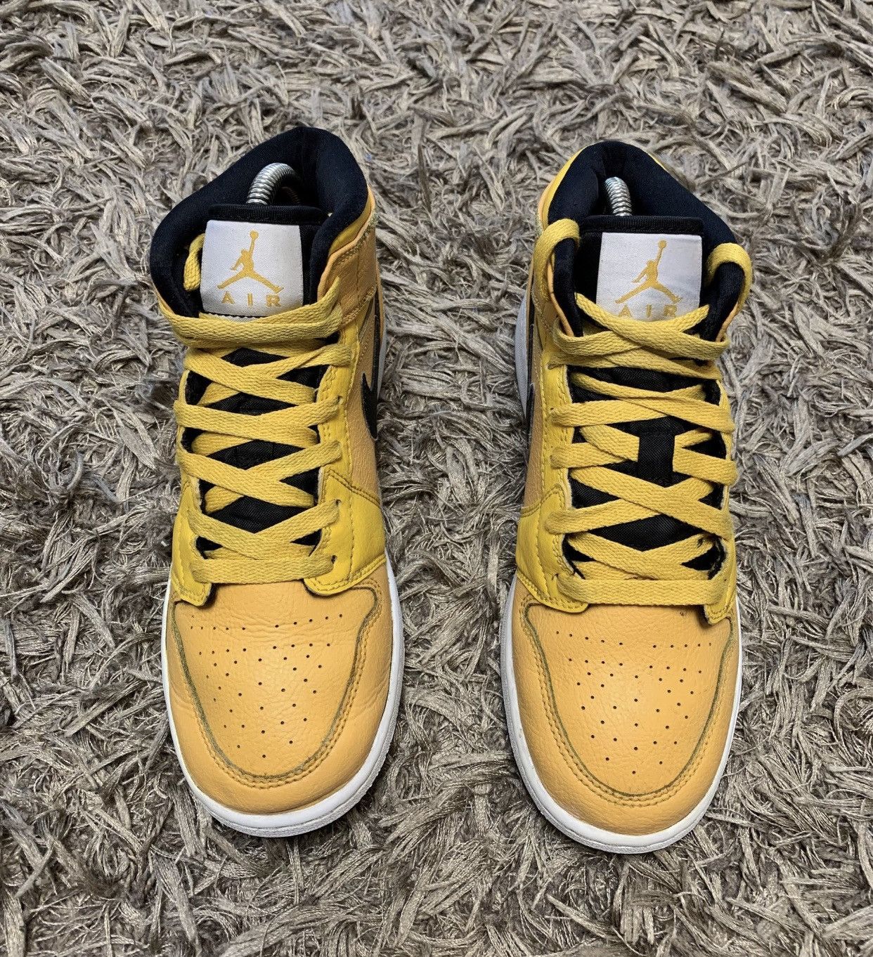 Jordan Brand Nike Air Jordan 1 misd university gold black high top 6Y sz Size US 6 / IT 36 - 3 Thumbnail