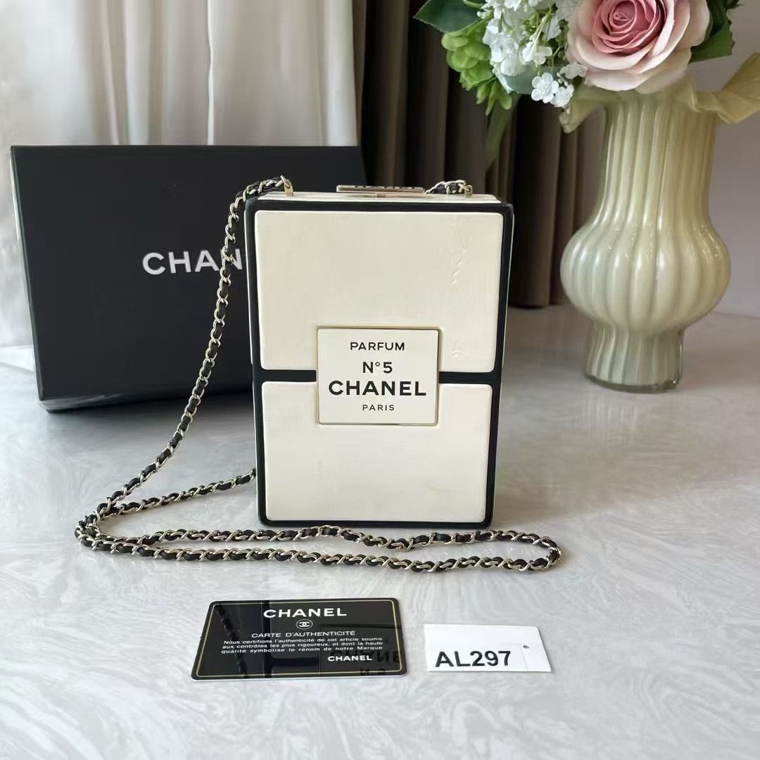 Chanel Pre-loved Bag Very good condition Size ONE SIZE - 1 Thumbnail