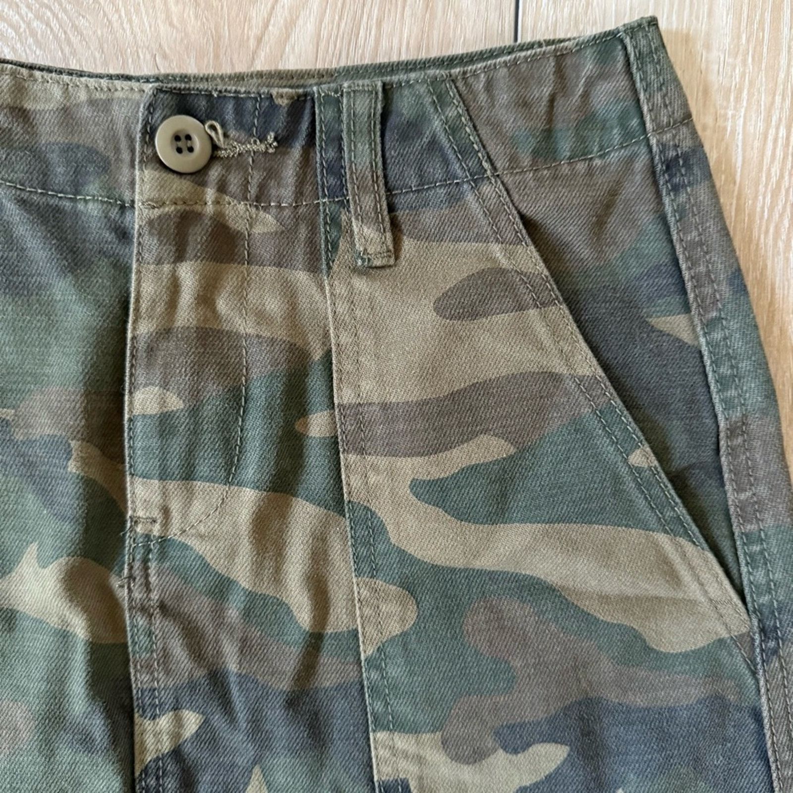BLANKNYC Blank NYC Chain of Command Green Camo Print Denim Mini Skirt Size 26" / US 2 / IT 38 - 3 Thumbnail