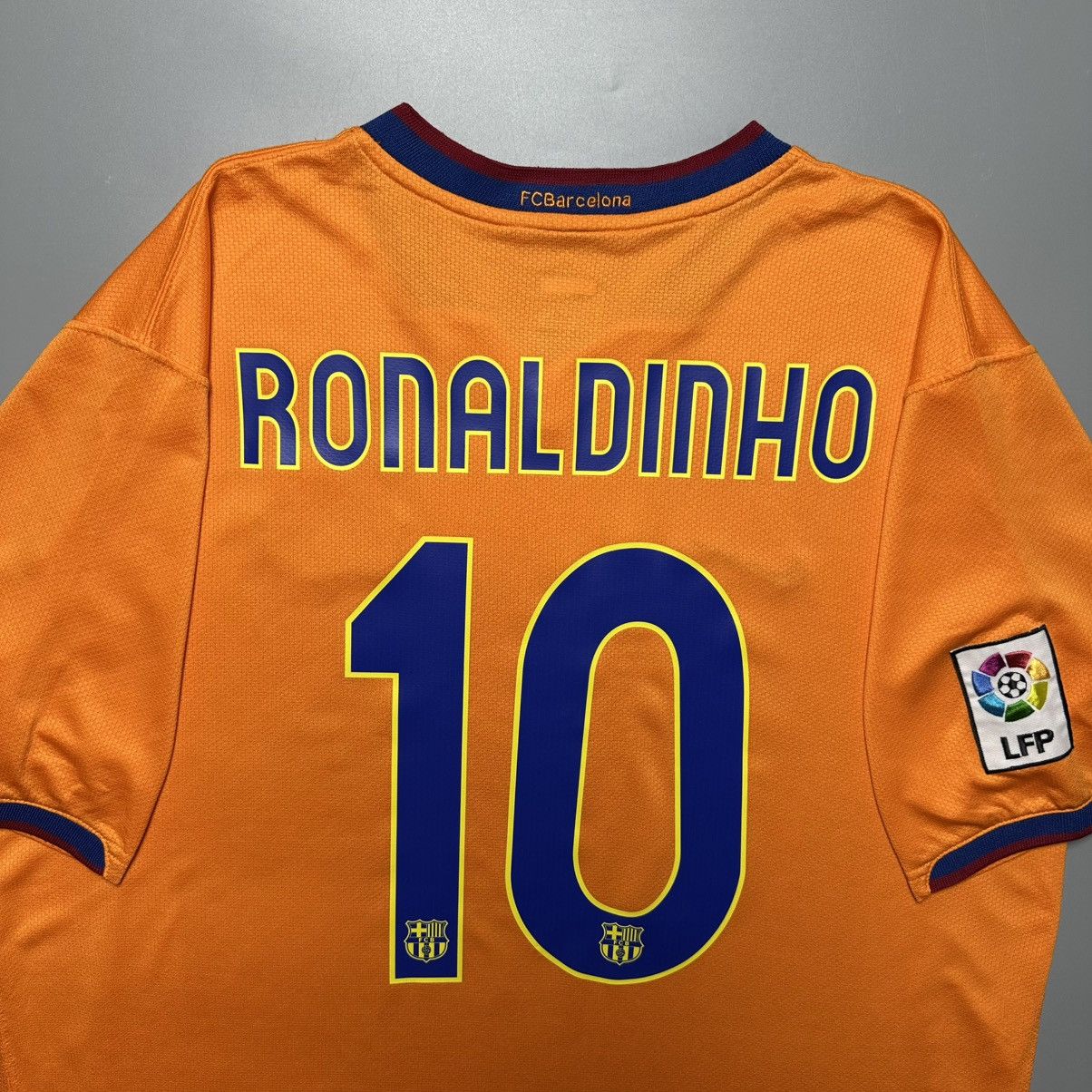 Nike BARCELONA NIKE 2007/2008 FOOTBALL AWAY JERSEY #10 RONALDINHO Size US L / EU 52-54 / 3 - 9 Thumbnail