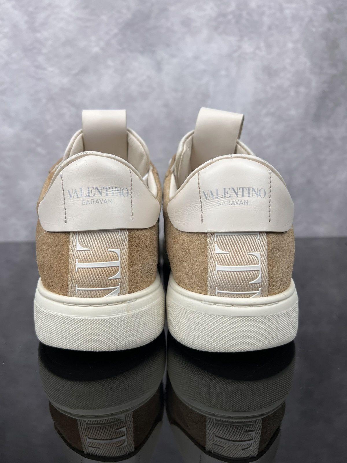 Valentino Valentino Garavani Leather Low-Top Sneakers Beige | Size 40 Size US 7 / EU 40 - 7 Thumbnail