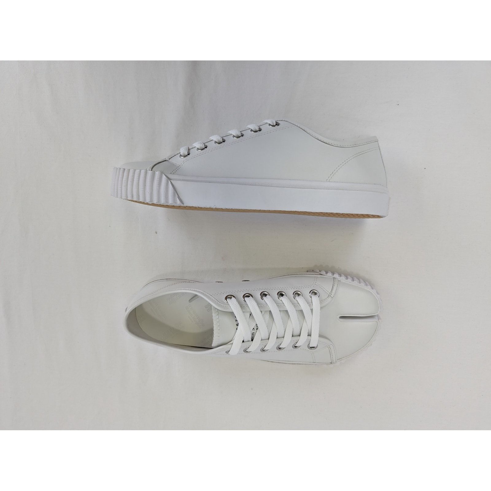 Maison Margiela o1rshd1 Tabi Low Top Sneakers in White Size US 9.5 / EU 42-43 - 1 Thumbnail