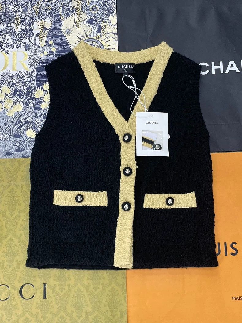 Chanel Chanel Black Gold Lion Buckle Knit Vest Size US M / EU 48-50 / 2 - 1 Thumbnail