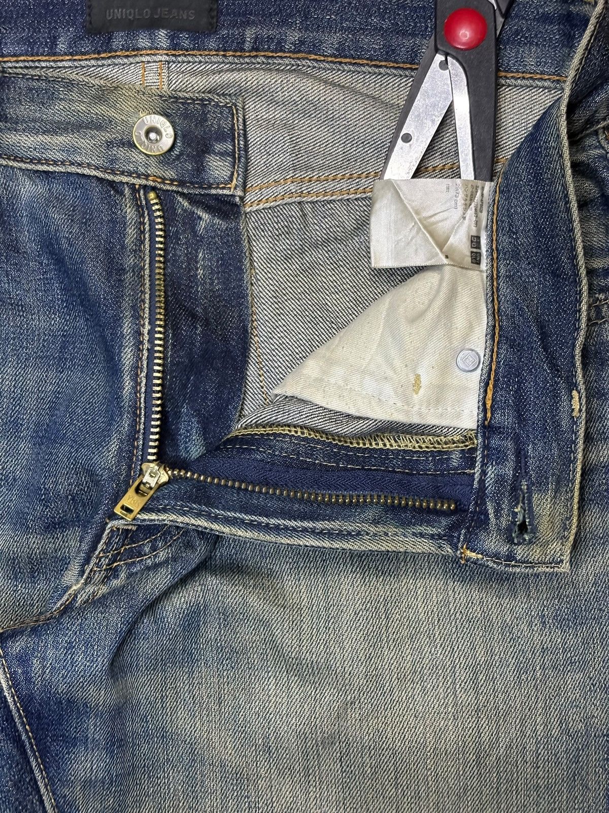 Uniqlo SALES🔥Vintage Japanese Uniqlo Mud Wash Distressed Jeans Size US 31 - 9 Thumbnail