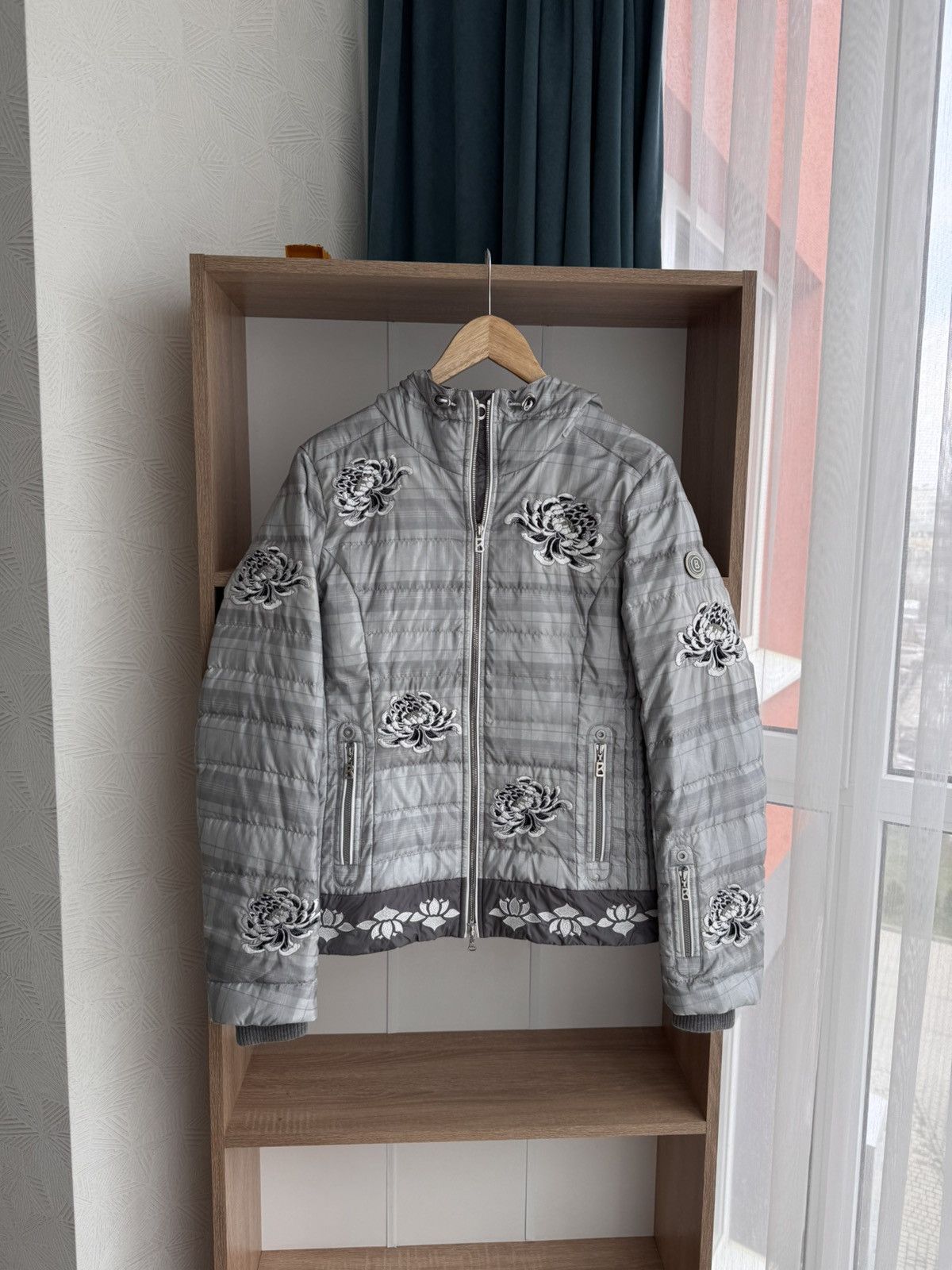 Bogner × Vintage Vintage Bogner Nepal Connection W’ Grey Flower Ski Jacket Size S / US 4 / IT 40 - 1 Thumbnail