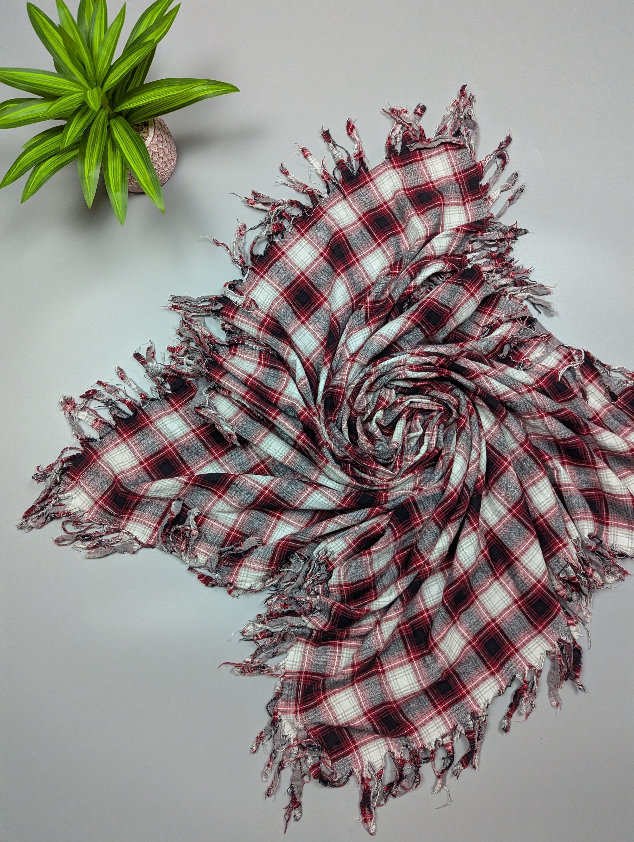 Diesel DIESEL Vintage Large Red Gray White Checkered Palatine Scarf Size ONE SIZE - 1 Thumbnail