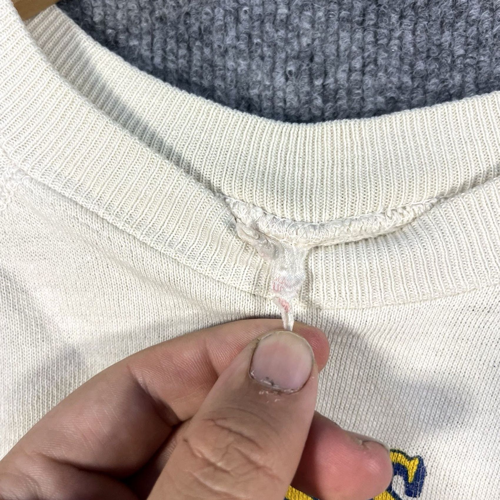 Fruit Of The Loom VINTAGE High School Sweatshirt Mens M 1986 White 80s Class Of 1986 USA Cotton Blend Long Sleeve Fruits of the Loom Shirt Size US M / EU 48-50 / 2 - 4 Thumbnail