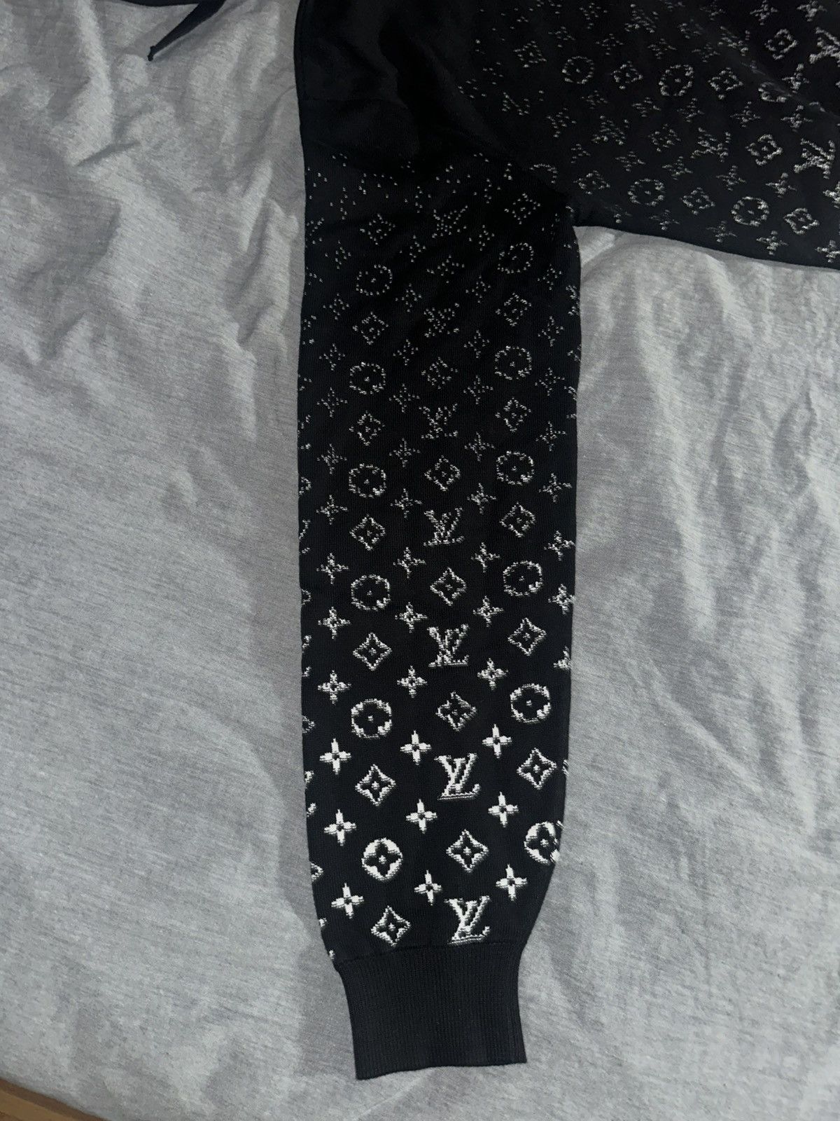 Louis Vuitton Louis Vuitton monogram LV logo sweatshirt/hoodie Size US L / EU 52-54 / 3 - 5 Thumbnail