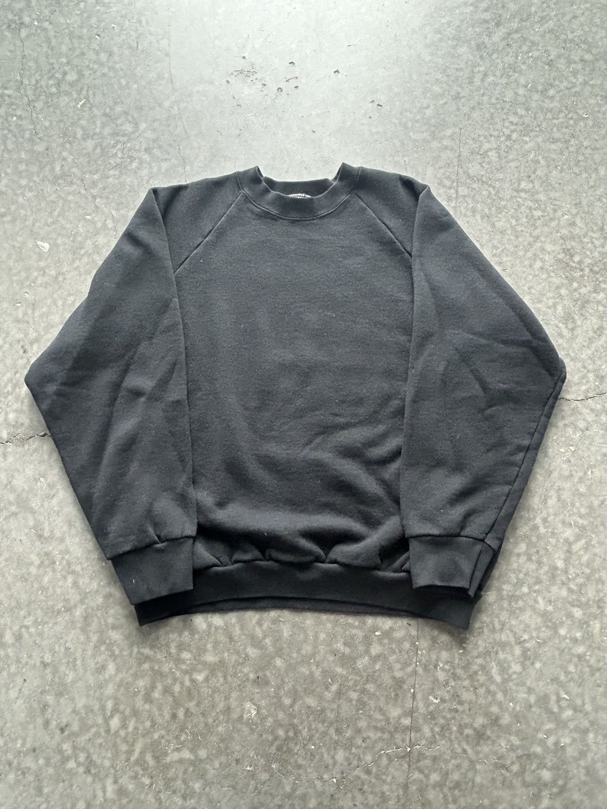 Fruit Of The Loom Vintage 90s Black Raglan Sweatshirt Boxy Fit Size US XL / EU 56 / 4 - 1 Thumbnail