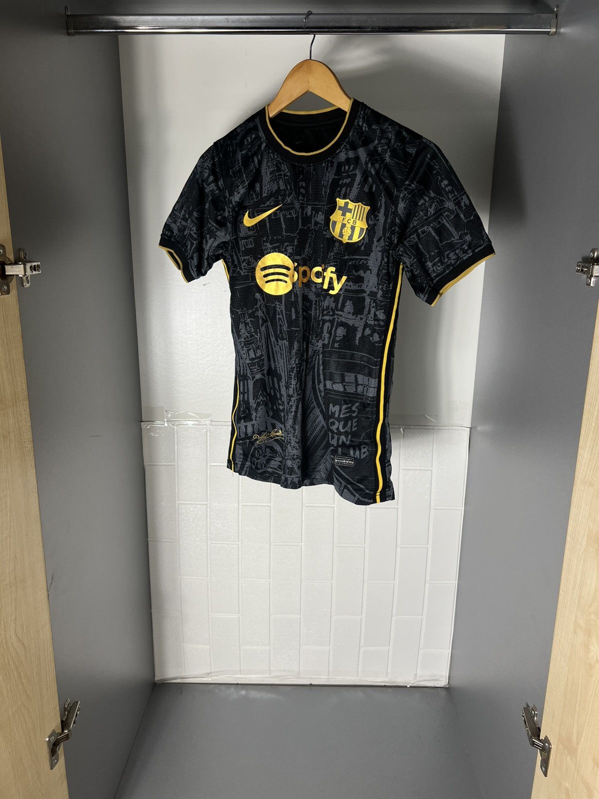 Vintage VERY RARE NIKE FC BARCELONA SPAIN SOCCER JERSEY RETRO Y2K Size US S / EU 44-46 / 1 - 3 Thumbnail