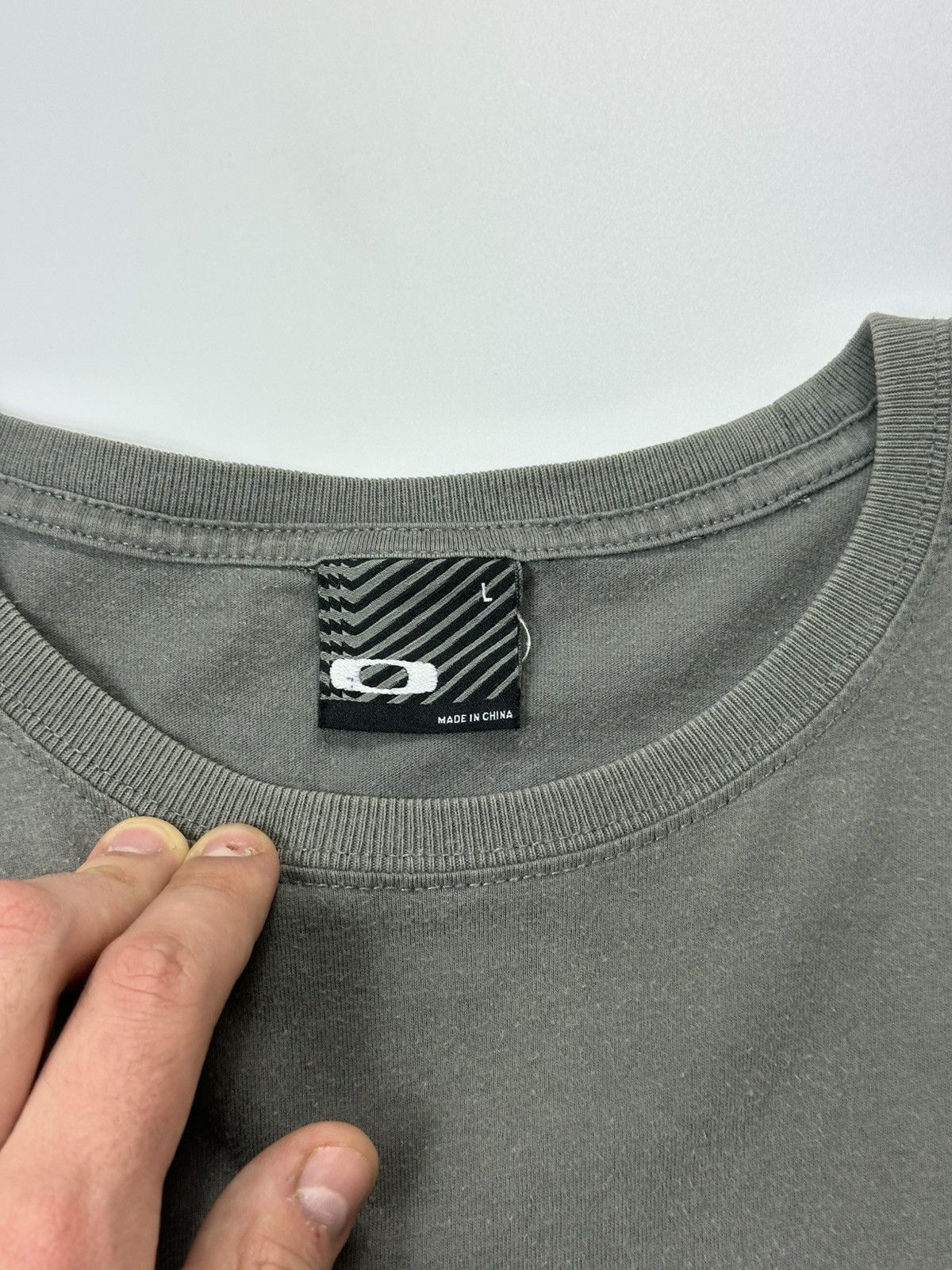 Oakley Vintage Oakley T-shirt Big Centre Logo Gray Size US L / EU 52-54 / 3 - 9 Thumbnail