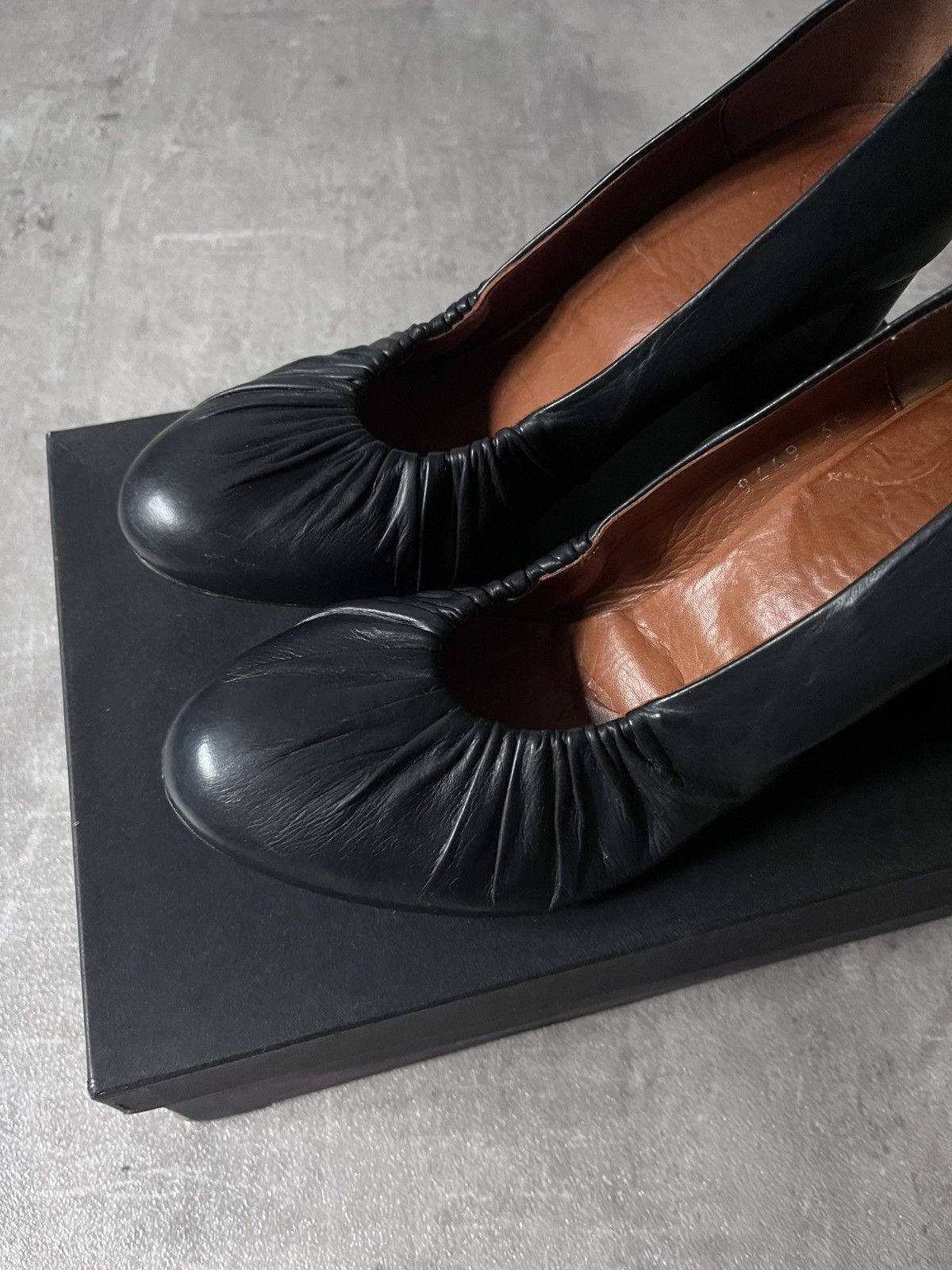 Dries Van Noten Dries Van Noten leather Gathered heels dark navy Size US 8.5 / IT 38.5 - 2 Thumbnail