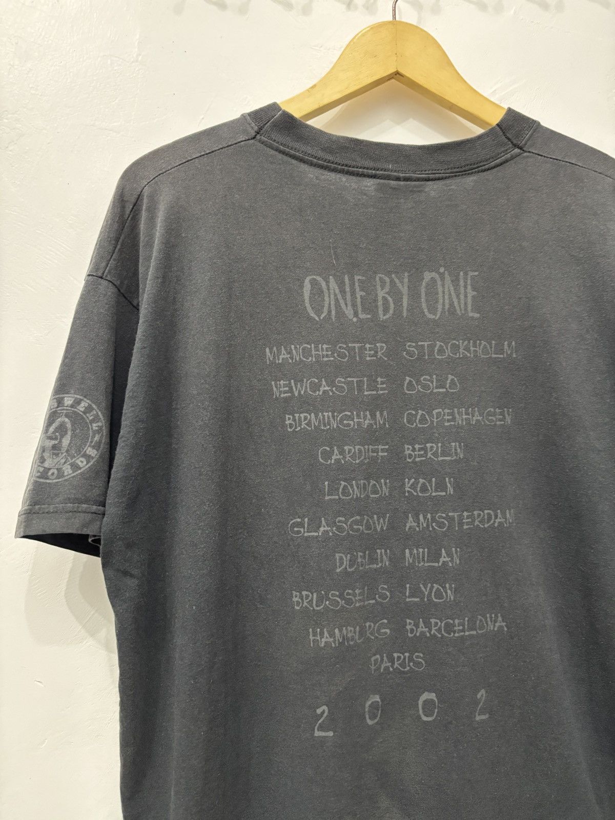 Band Tees Vintage Y2K Foo Fighters One By One Tour 2002 Faded Shirt Size US L / EU 52-54 / 3 - 4 Thumbnail