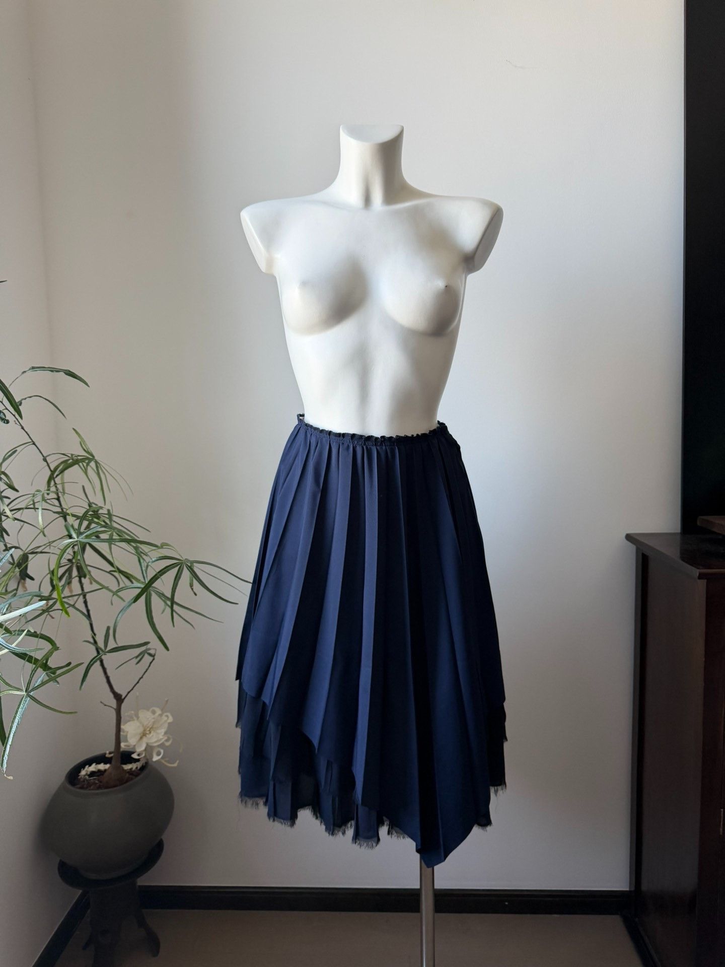 Comme des Garcons COMME des GARCONS Navy Asymmetric Pleated Skirt Size 24" / US 00 / IT 34 - 1 Thumbnail