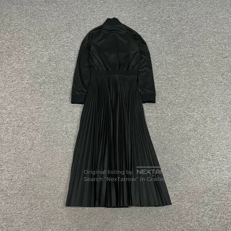 Valentino Valentino The main line is a big logo dress Size S / US 4 / IT 40 - 2 Thumbnail