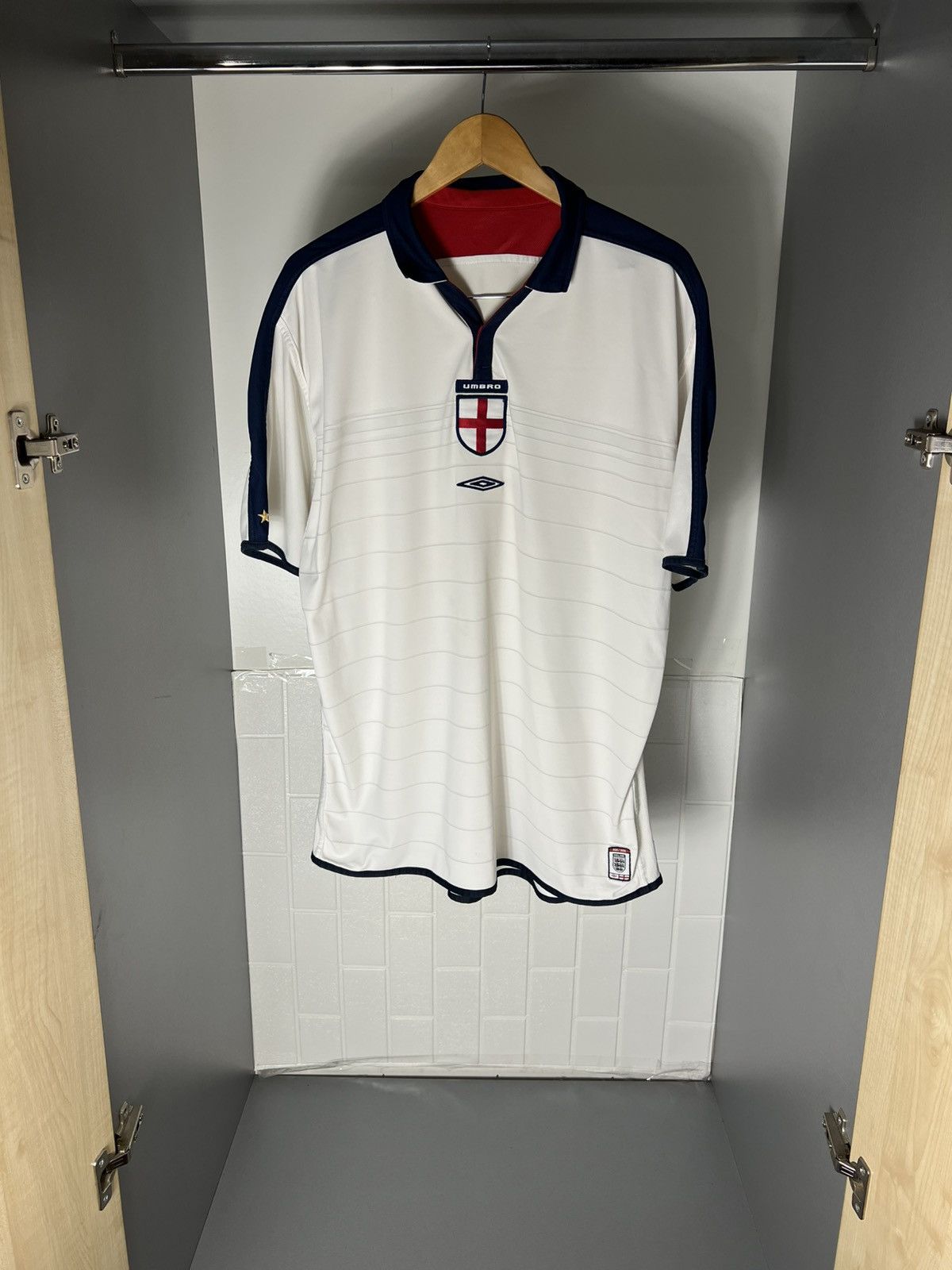Umbro VINTAGE UMBRO ENGLAND RETRO SOCCER JERSEY MANCHESTER Y2K 90s Size US XXL / EU 58 / 5 - 8 Thumbnail