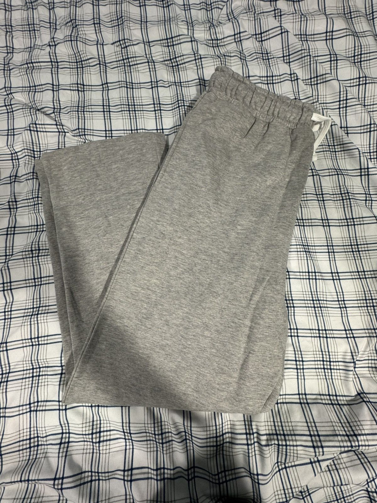 Boohoo Large Grey uncuffed baggy sweats Size US 32 / EU 48 - 1 Thumbnail