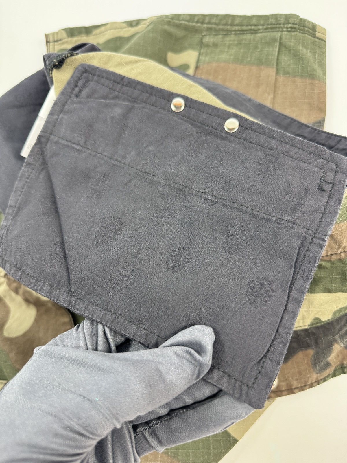 Chrome Hearts CAMOUFLAGE SINGLE BLACK CROSS SILVER BUTTON DETAILED SHORTS Size US 36 / EU 52 - 10 Thumbnail