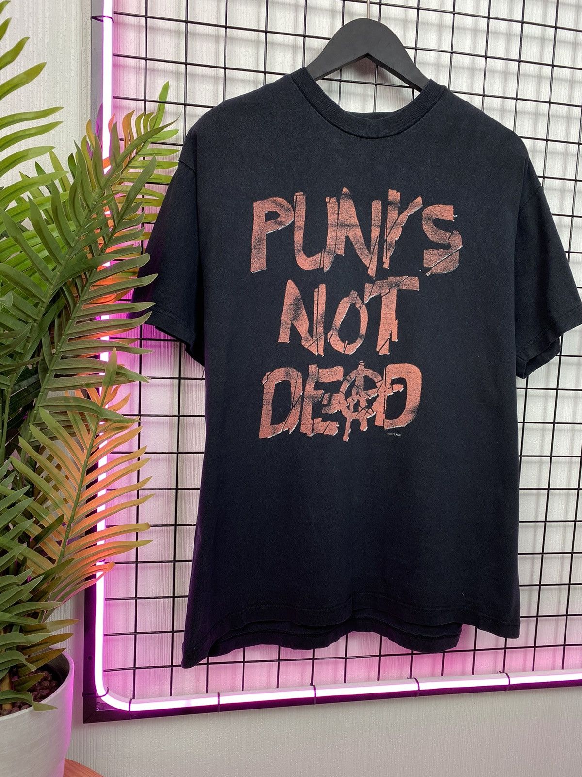 Other Vintage Punks Not Dead Distressed Tee Rock T shirt band rock Size US L / EU 52-54 / 3 - 3 Thumbnail