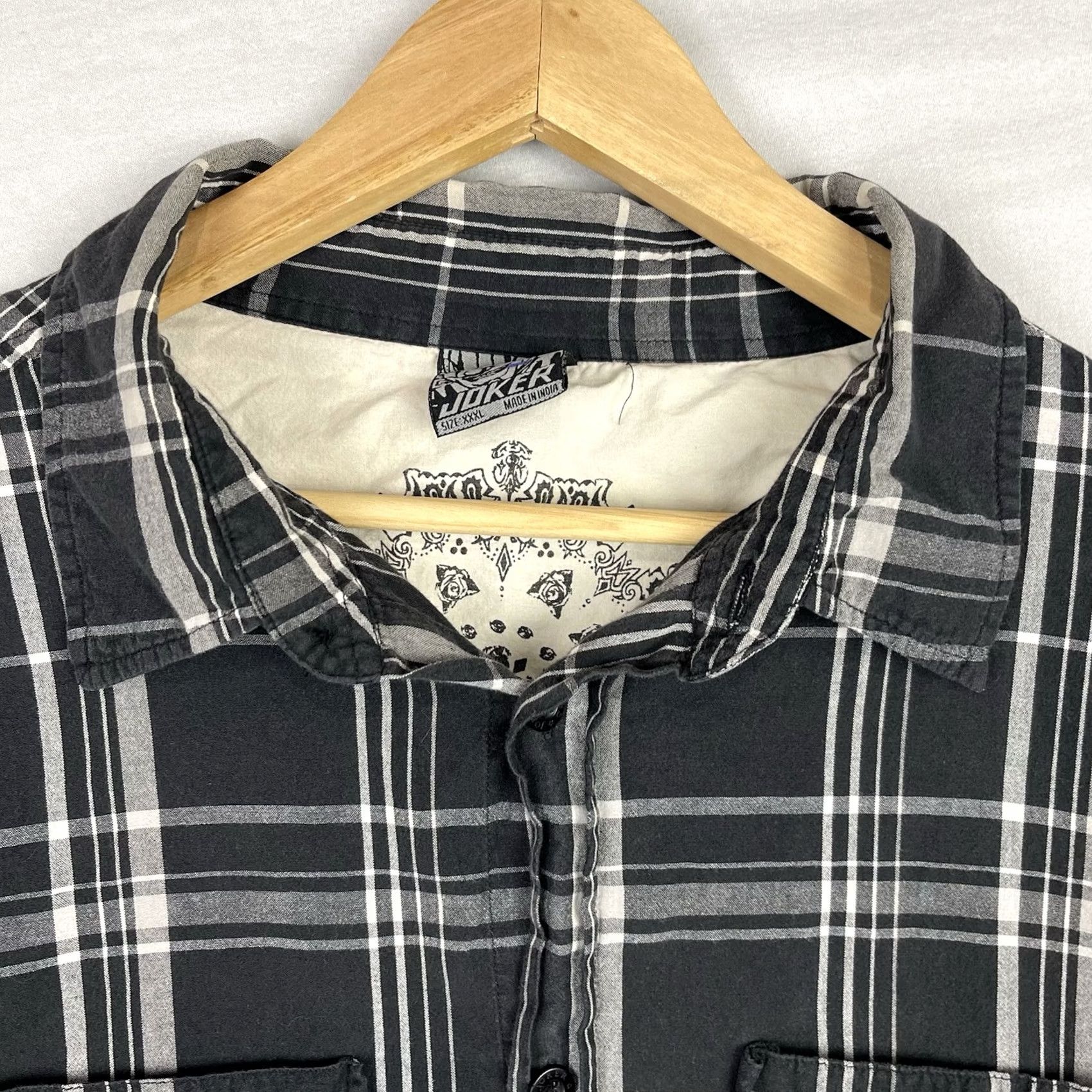 Vintage Joker Shirt Mens 3XL Black Button Up Plaid Pocket Streetwear Cholo Chicano Vintage Casual Workwear Shirt Mens 3XL Black Plaid Pocket Button-Up Shirt Size US XXL / EU 58 / 5 - 5 Thumbnail