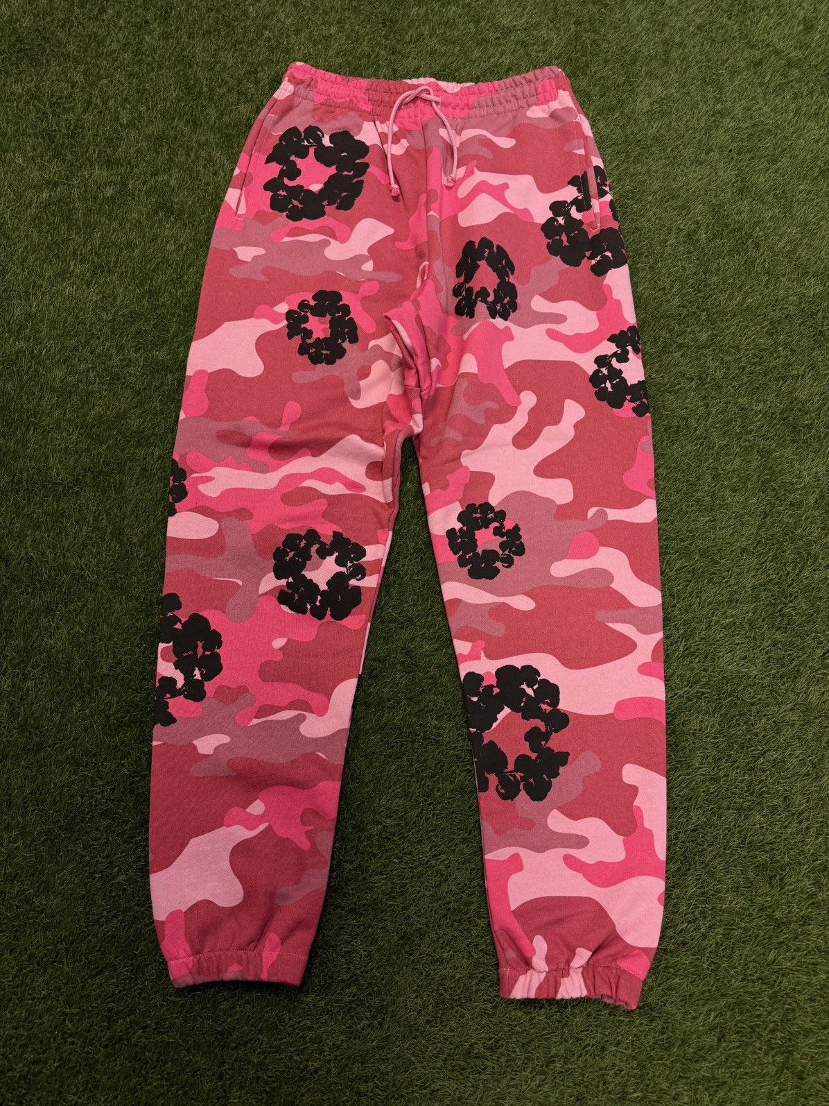 DENIM TEARS Denim Tears Sweatpants Size Medium Cotton Wreath Camo NEW Size US 31 - 1 Thumbnail