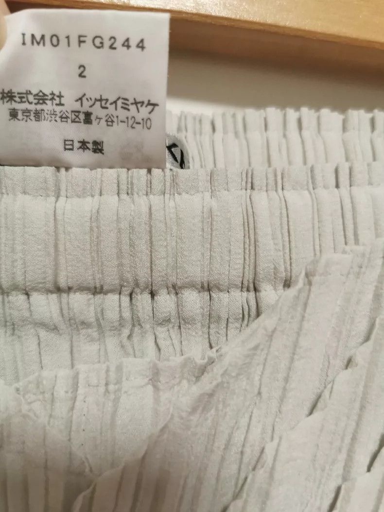 Issey Miyake Issey Miyake size:2 Grey main line dragon scale half skirt Size 23" - 7 Thumbnail