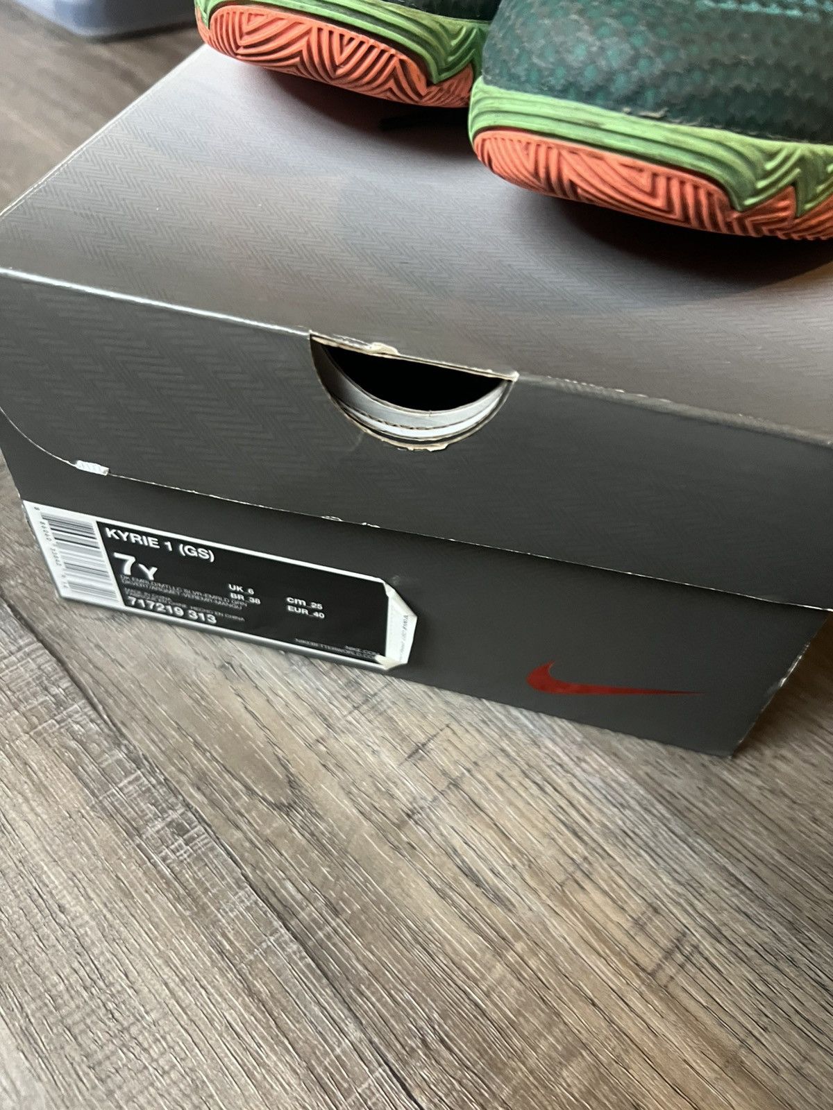 Nike Kyrie1 (gs) Size US 7 / EU 40 - 6 Thumbnail