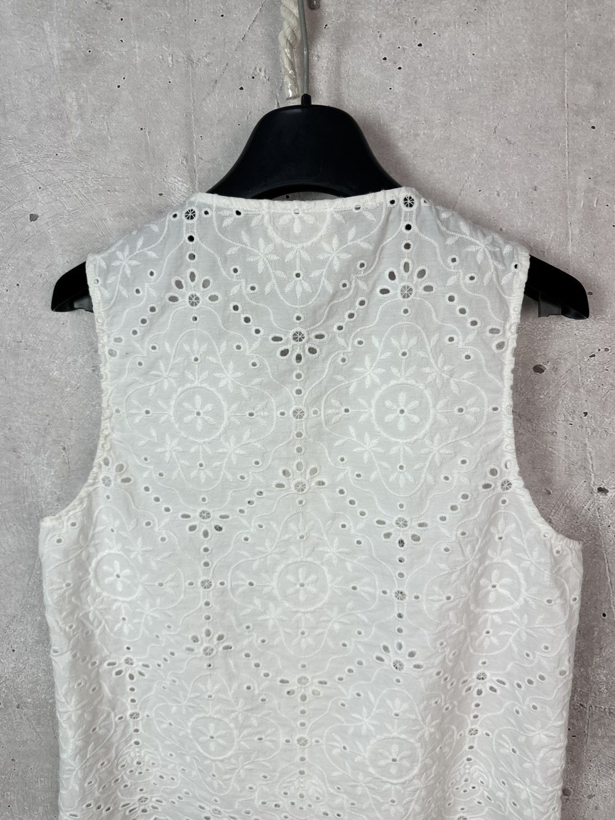 Sezane Sezane White Embroidered Florals Buttons Sleeveles Blouse Size S / US 4 / IT 40 - 6 Thumbnail