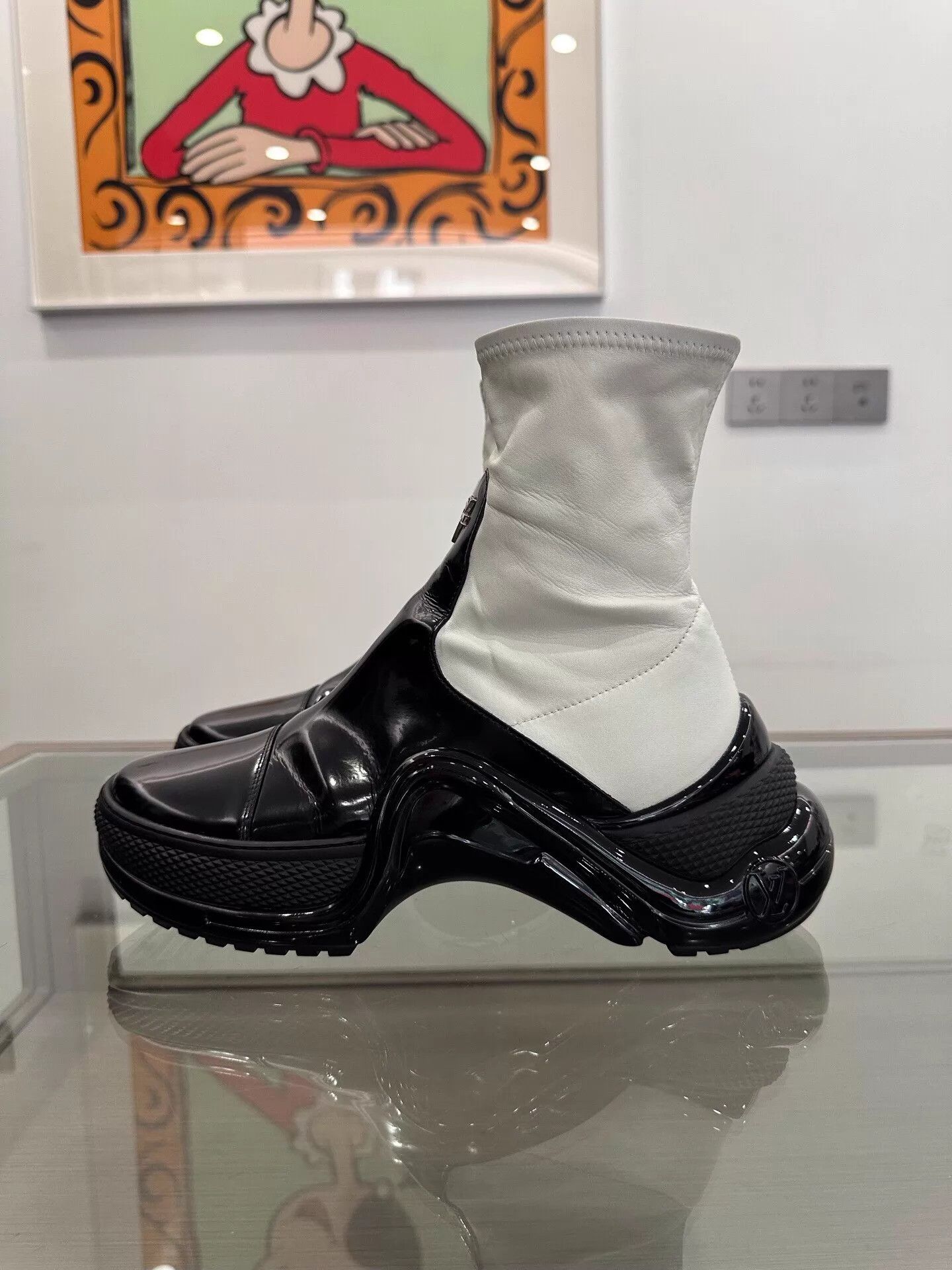 Louis Vuitton LV Archlight 1.0 Women's B&W Patent Sneaker Silver Logo Size US 7 / IT 37 - 4 Thumbnail