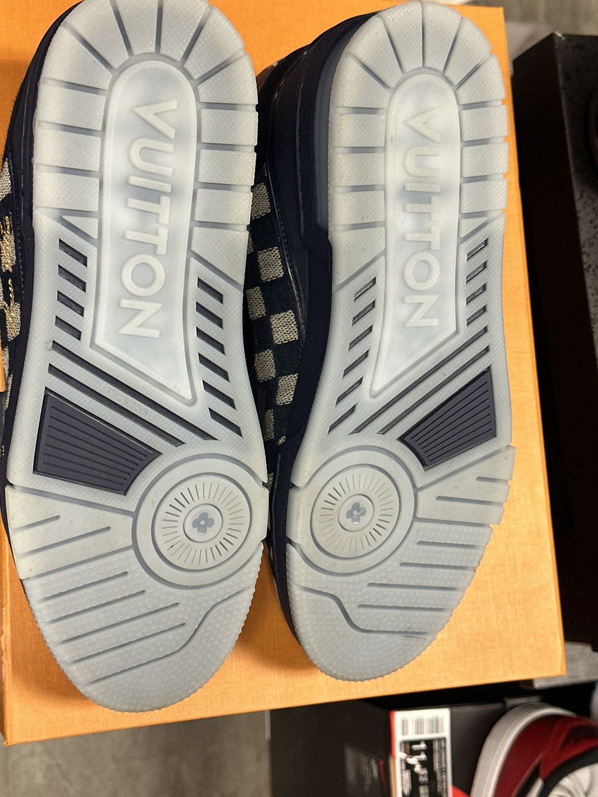 Louis Vuitton Louis vuitton damier pre owned size 8 low trainer navy Size US 8 / EU 41 - 14 Thumbnail