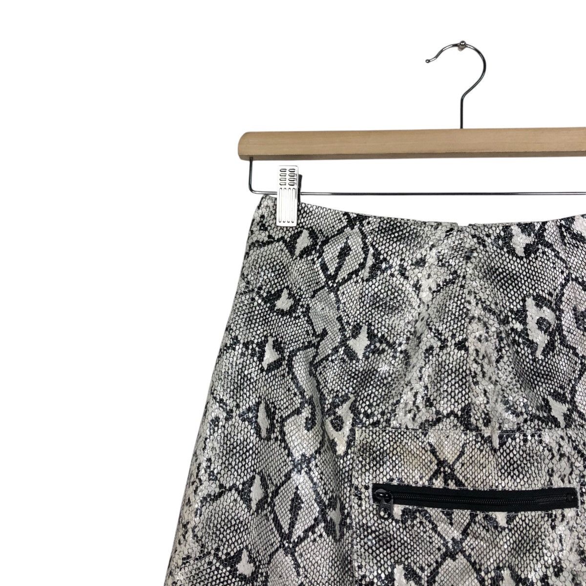 Japanese Brand X-Girl Snake Print Mini Skirt w/ Front Zip Pocket Size 24" / US 00 / IT 34 - 8 Thumbnail