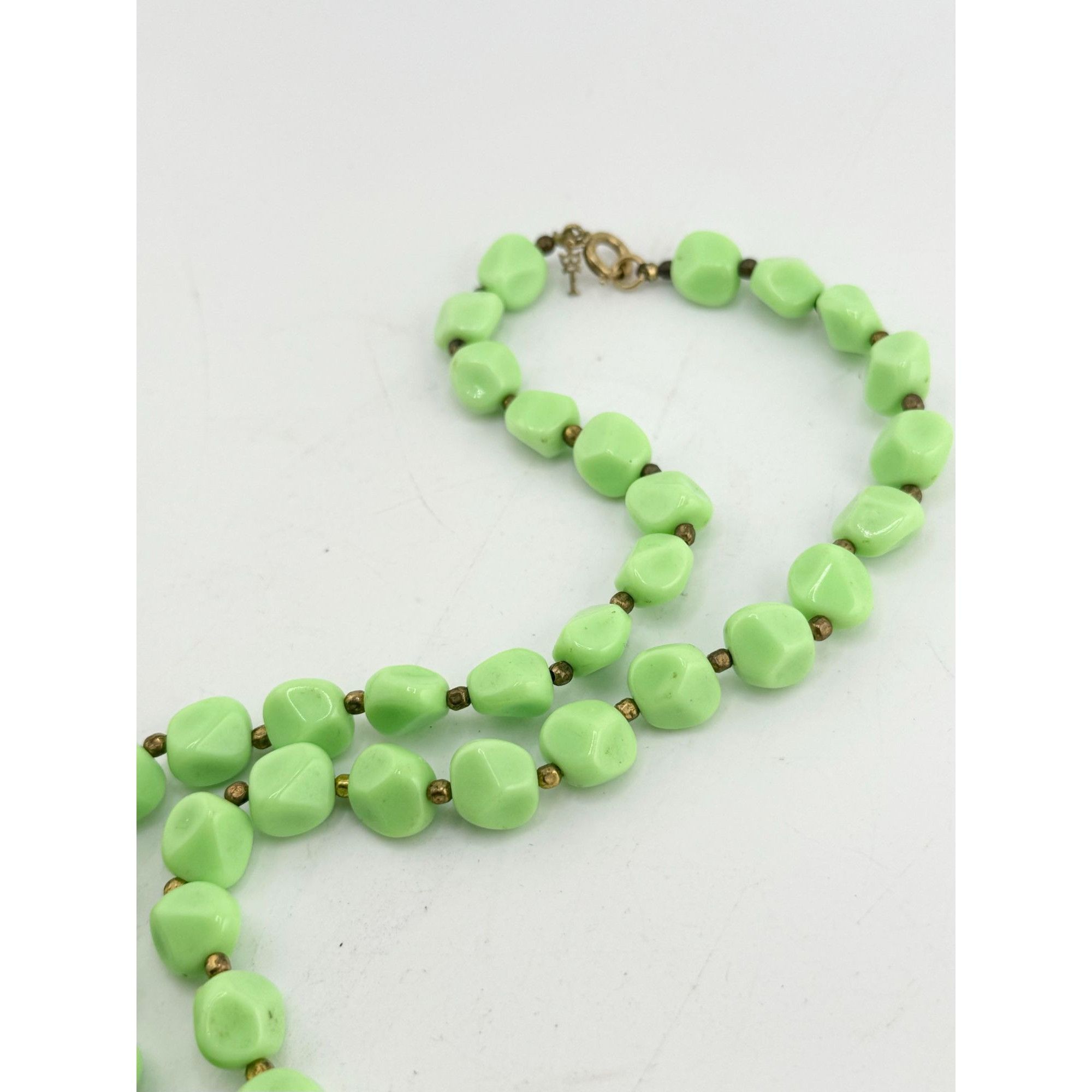 Vintage Crown Trifari vintage green beaded necklace Size ONE SIZE - 5 Thumbnail