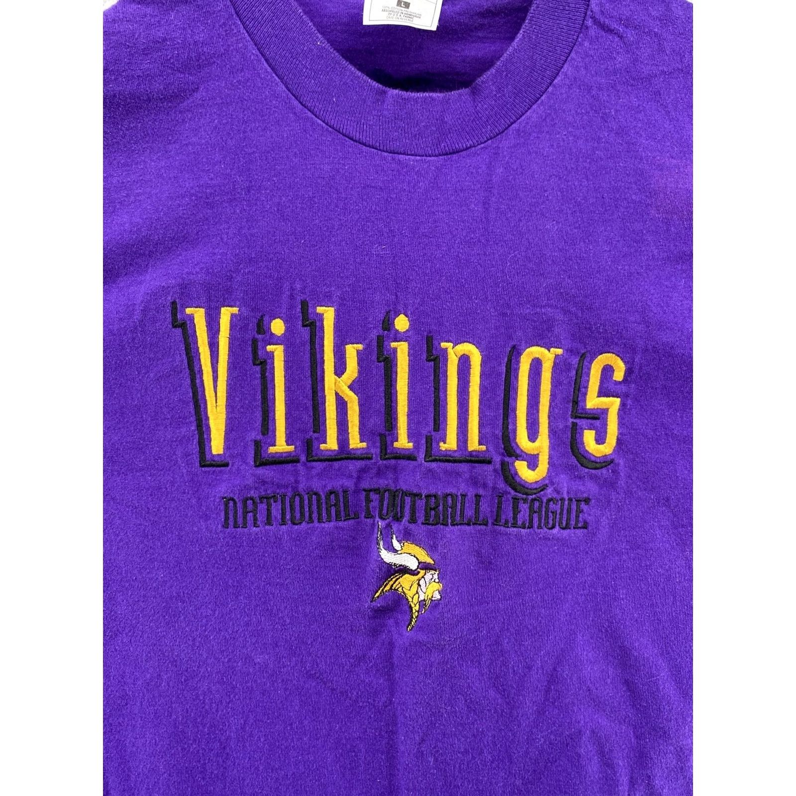 Fruit Of The Loom VINTAGE Minnesota Vikings NFL Embroidered Single Stitch Football Shirt L Purple Cotton 90s Men Shirts Boys Womens Mens Size US L / EU 52-54 / 3 - 2 Thumbnail