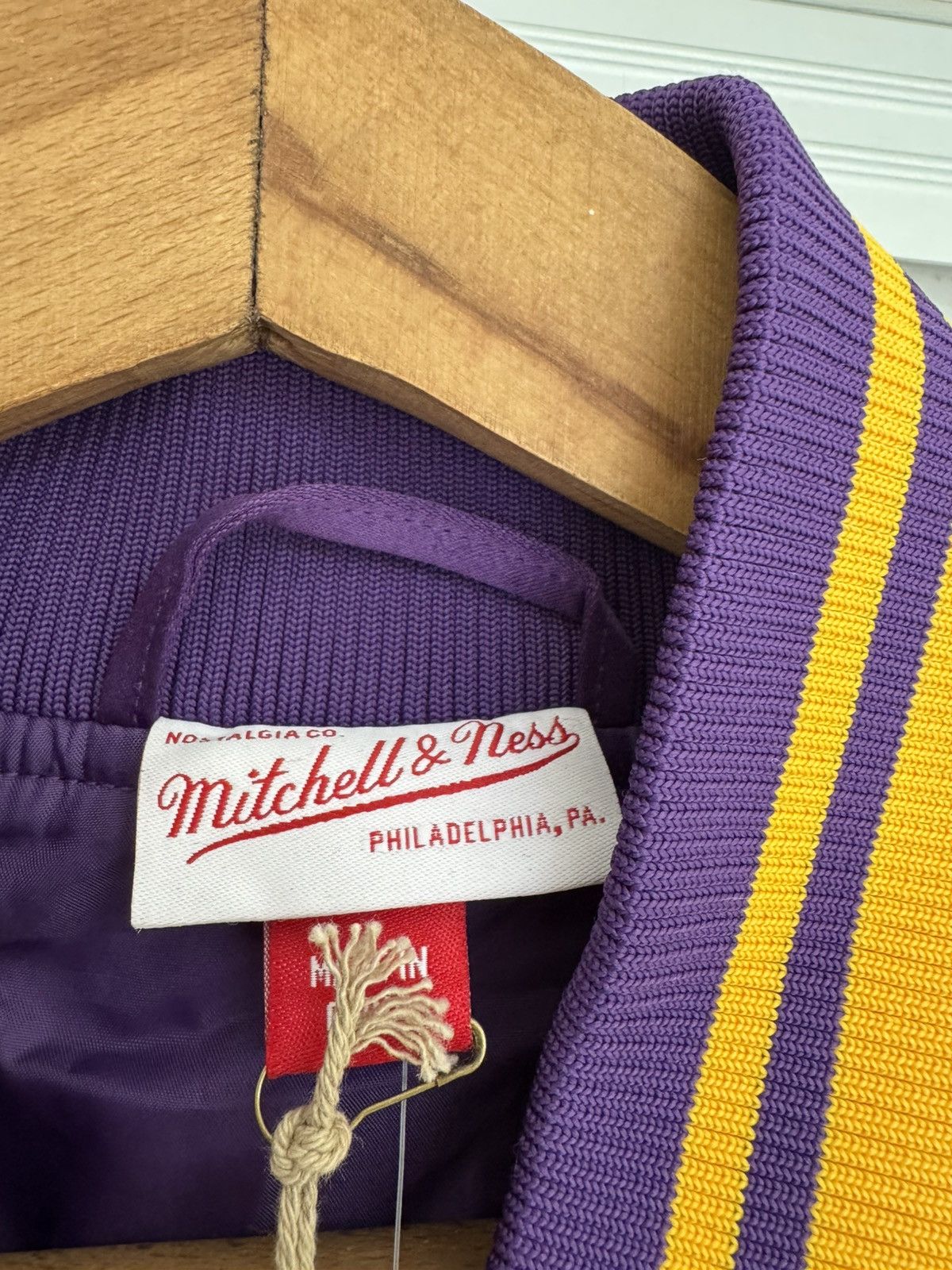 Mitchell & Ness NWT Lakers Mitchell&Ness Bomber Basketball Jacket Size US XXL / EU 58 / 5 - 11 Thumbnail