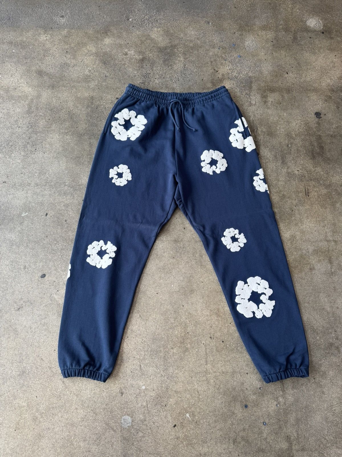 DENIM TEARS DENIM TEARS COTTON WREATH SWEATPANTS NAVY Size US 40 / EU 56 - 1 Thumbnail