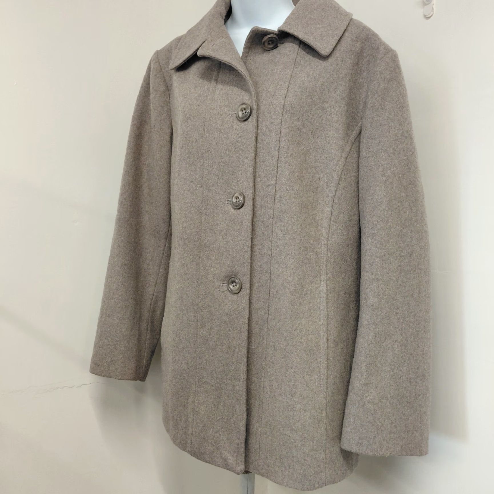 London Fog **London Fog Tower Women's XXL Wool Blend Button Pocket Coat Taupe** User: London Fog Tower Women's XXL Wool Blend Button Pocket Coat Taupe Size XXL / US 16-18 / IT 52-54 - 4 Thumbnail