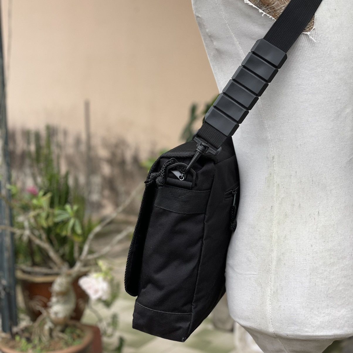 Japanese Brand Volvo for life Black Messenger Bag Size ONE SIZE - 3 Thumbnail