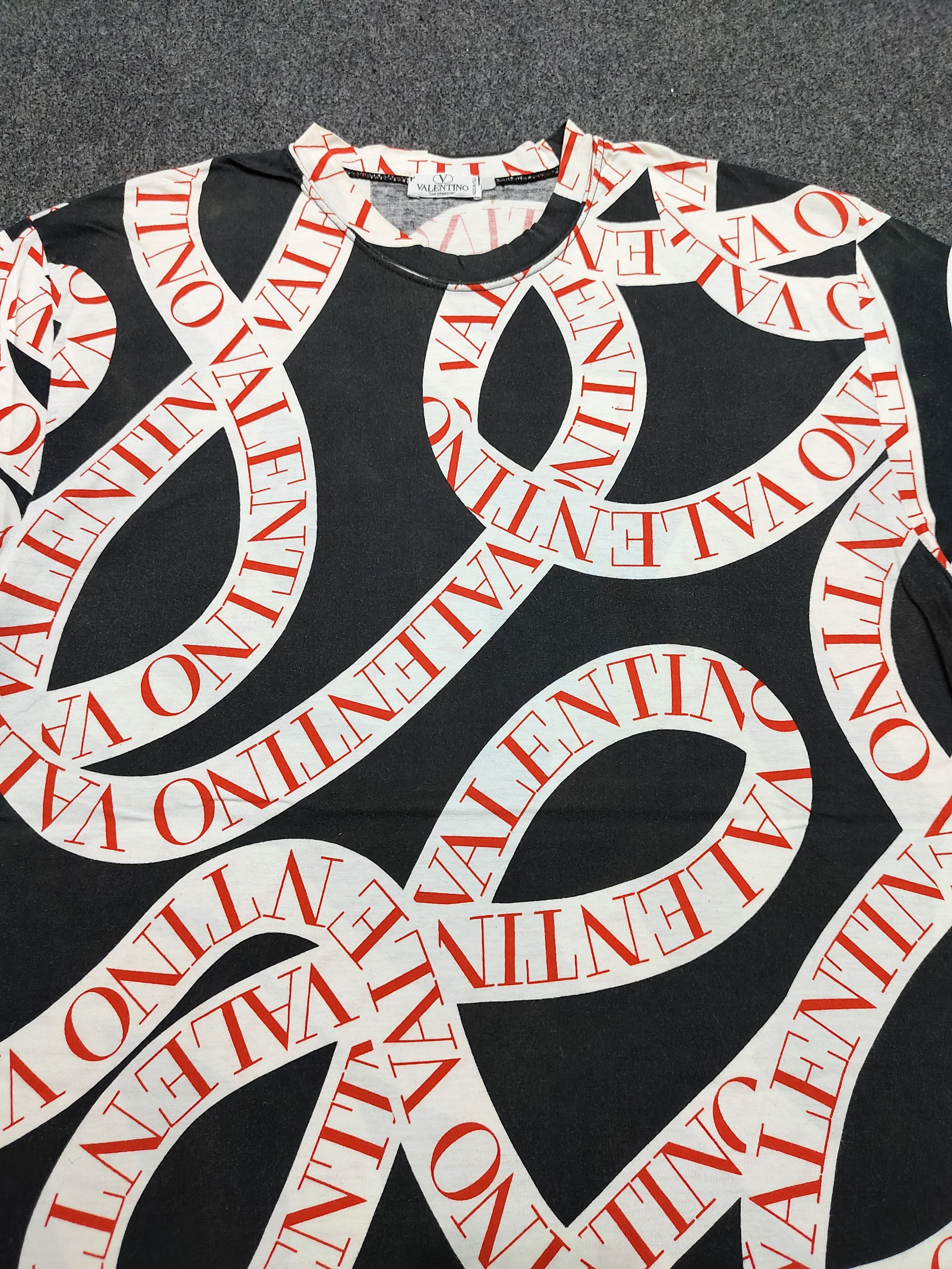 Valentino 2000s Valentino🔥Rare AOP Typography Tshirt Size M / US 6-8 / IT 42-44 - 2 Thumbnail