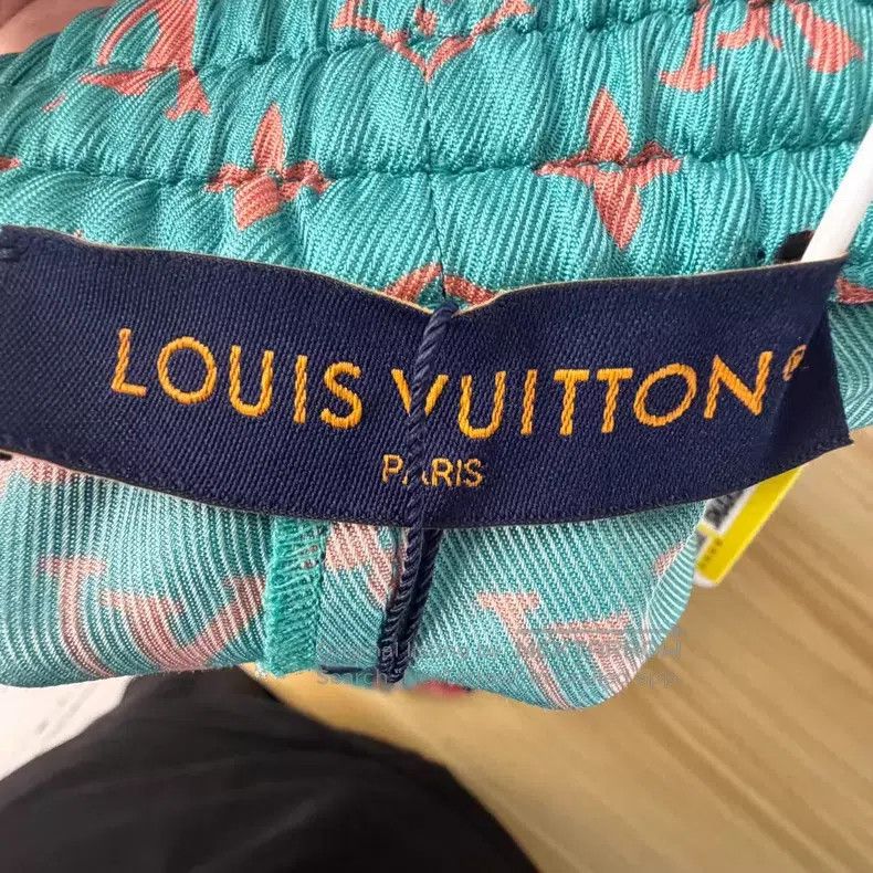 Louis Vuitton Louis Vuitton size US 50 FW25 presbyopic full-print silk dr Size US 34 / EU 50 - 4 Thumbnail