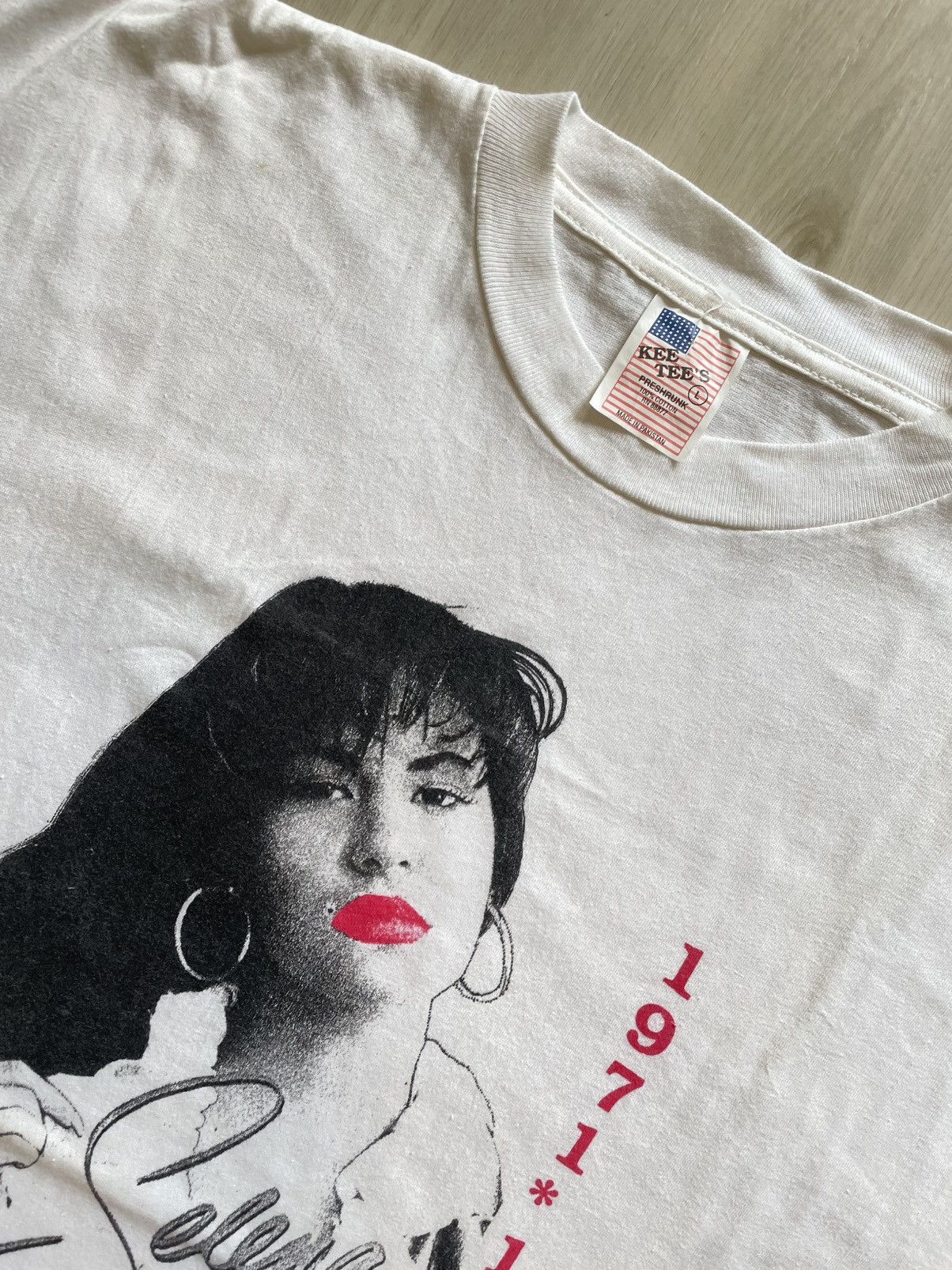 Band Tees × Vintage Vintage 90s Selena Memorial Tee Lips Lipstick Mens Large Size US L / EU 52-54 / 3 - 3 Thumbnail