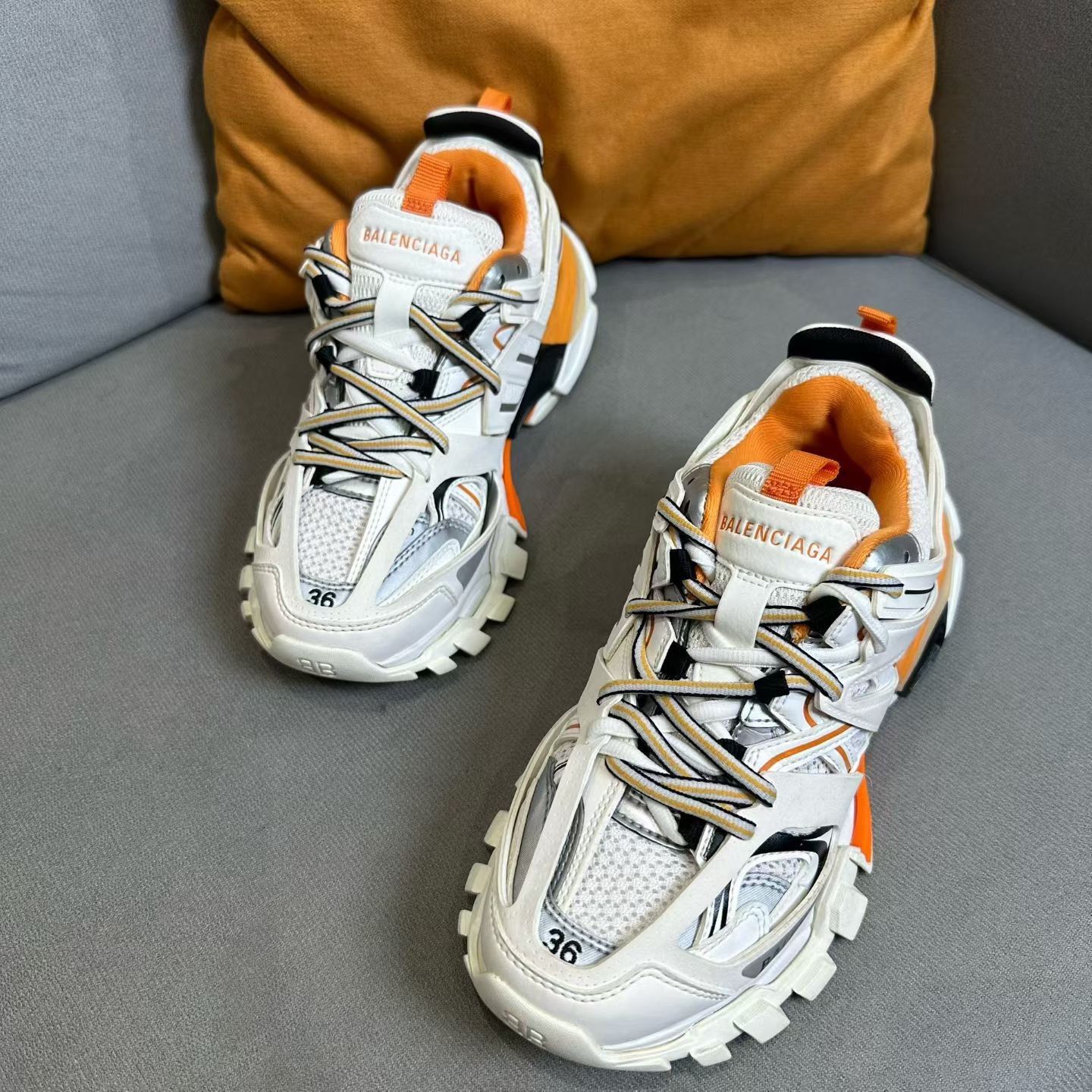 Balenciaga Balenciaga White Lowtop Sneakers us_6 Women Size US 6 / IT 36 - 1 Thumbnail