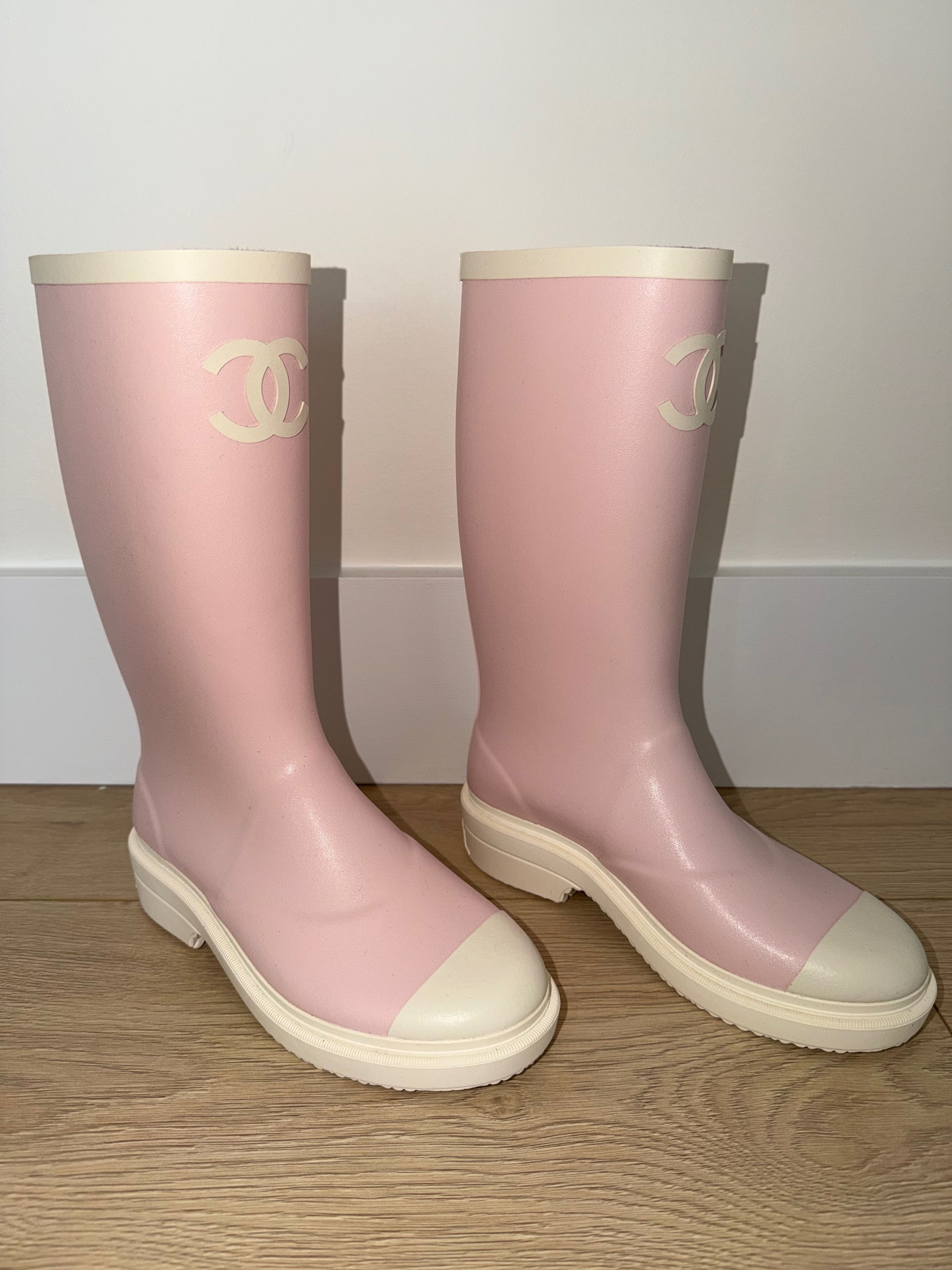 Chanel Chanel 26C White CC Logo High Pull On Rubber Rain Boots 39 Size US 9 / IT 39 - 12 Thumbnail